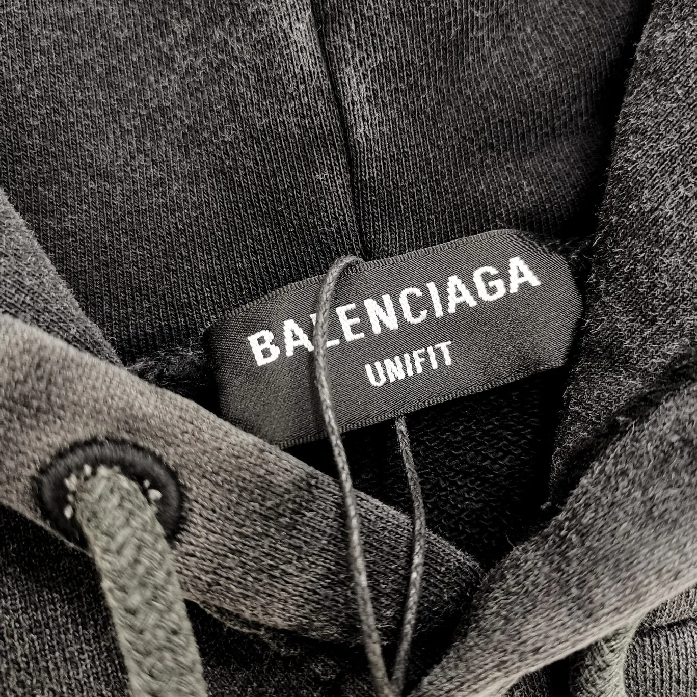 Additional details——Spring and autumn top-notch proven version BALENCIAGA Balenciaga’s new LOGO inverted chest embroidery print men’s and women’s couple star’s same style pure cotton hoodie sweatshirt adopts imported Tajima embroidery printing, the printing texture is clear and full! Ready-made garments are washed, fried and sanded with snowflakes. The scrap rate is very high and the sense of craftsmanship is strong. The threads and fabrics of the whole garment are produced in the same vat. There is 0 color difference. It uses a 460g double-ply David's coat. It can weigh up to 470g after being washed and feels thick and solid. Accessories: butter paper with logo, three-label synchronized official website. Size: XS-L Color: washed black P: 430