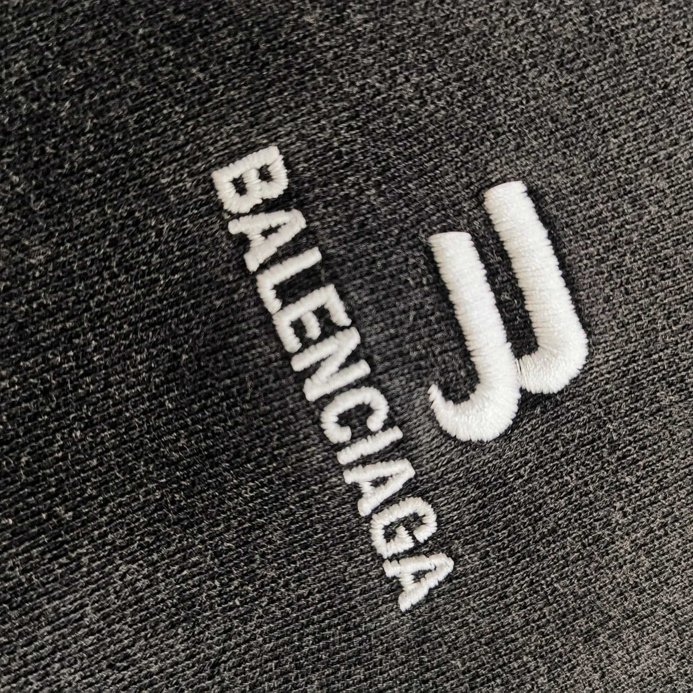 Additional details——Spring and autumn top-notch proven version BALENCIAGA Balenciaga’s new LOGO inverted chest embroidery print men’s and women’s couple star’s same style pure cotton hoodie sweatshirt adopts imported Tajima embroidery printing, the printing texture is clear and full! Ready-made garments are washed, fried and sanded with snowflakes. The scrap rate is very high and the sense of craftsmanship is strong. The threads and fabrics of the whole garment are produced in the same vat. There is 0 color difference. It uses a 460g double-ply David's coat. It can weigh up to 470g after being washed and feels thick and solid. Accessories: butter paper with logo, three-label synchronized official website. Size: XS-L Color: washed black P: 430