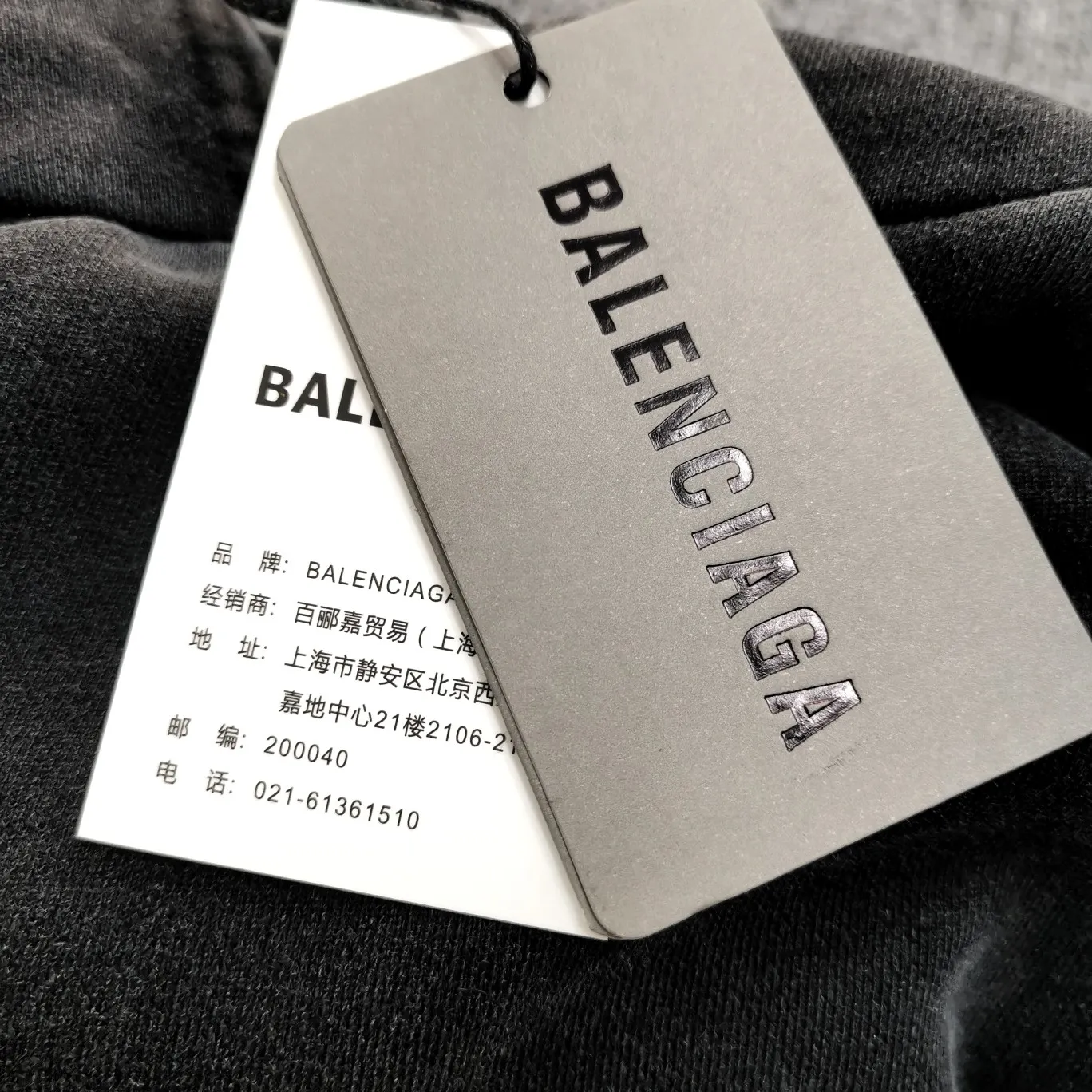 Additional details——Spring and autumn top-notch proven version BALENCIAGA Balenciaga’s new LOGO inverted chest embroidery print men’s and women’s couple star’s same style pure cotton hoodie sweatshirt adopts imported Tajima embroidery printing, the printing texture is clear and full! Ready-made garments are washed, fried and sanded with snowflakes. The scrap rate is very high and the sense of craftsmanship is strong. The threads and fabrics of the whole garment are produced in the same vat. There is 0 color difference. It uses a 460g double-ply David's coat. It can weigh up to 470g after being washed and feels thick and solid. Accessories: butter paper with logo, three-label synchronized official website. Size: XS-L Color: washed black P: 430