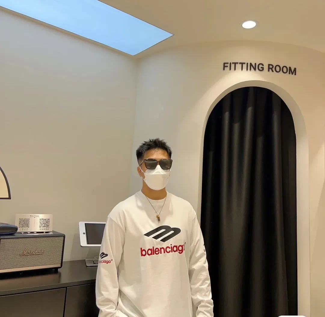 ♻️💯Refer to the model picture for the upper body❤️The top tested version Balenciaga's latest long-sleeved T-shirt with large LOGO icons on the front, back, left and right sleeves embroidery. Balenciaga's first high-street outfit in autumn, it's all high-end, even if you want to be low-key, it's hard not to love it, full of casual sports style. The front and back are embroidered with the same large logo, and the left and right sleeves are also embroidered with the same logo. The contrasting red ➕ black embroidery is really awesome. It will definitely attract attention when paired with a couple style. It is another day to be stunned by the handsomeness! Fashionistas are not afraid of the heat, so long tees are a must-have when traveling to Sichuan and Tibet. Different from the ordinary version, it uses high-quality Tajima embroidery, the neckline is reinforced with two needles and is not easily deformed by machine washing. It is made of high-weight pure cotton double yarn. The counters are updated simultaneously, and genuine products are developed and developed at the first time. The fabric is made of Paris ZP custom-woven and dyed cotton, double-yarn compact cotton with a weight of 260 grams, and the cloth surface is clean. The cloth has clear texture, soft and comfortable, good color fastness and not easy to discolor. The threads are woven and dyed with no color difference. The embroidery is done using imported Tajima embroidery machines. Super 15W needle and thread, three-dimensional effect, clear lines, no burrs and miscellaneous threads, ultra-high craftsmanship embroidery. The version adopts OS loose shoulder style, the same style for male and female couples ▪️Size: XS S.M.L ▪️Color: Iron gray blue white P:340