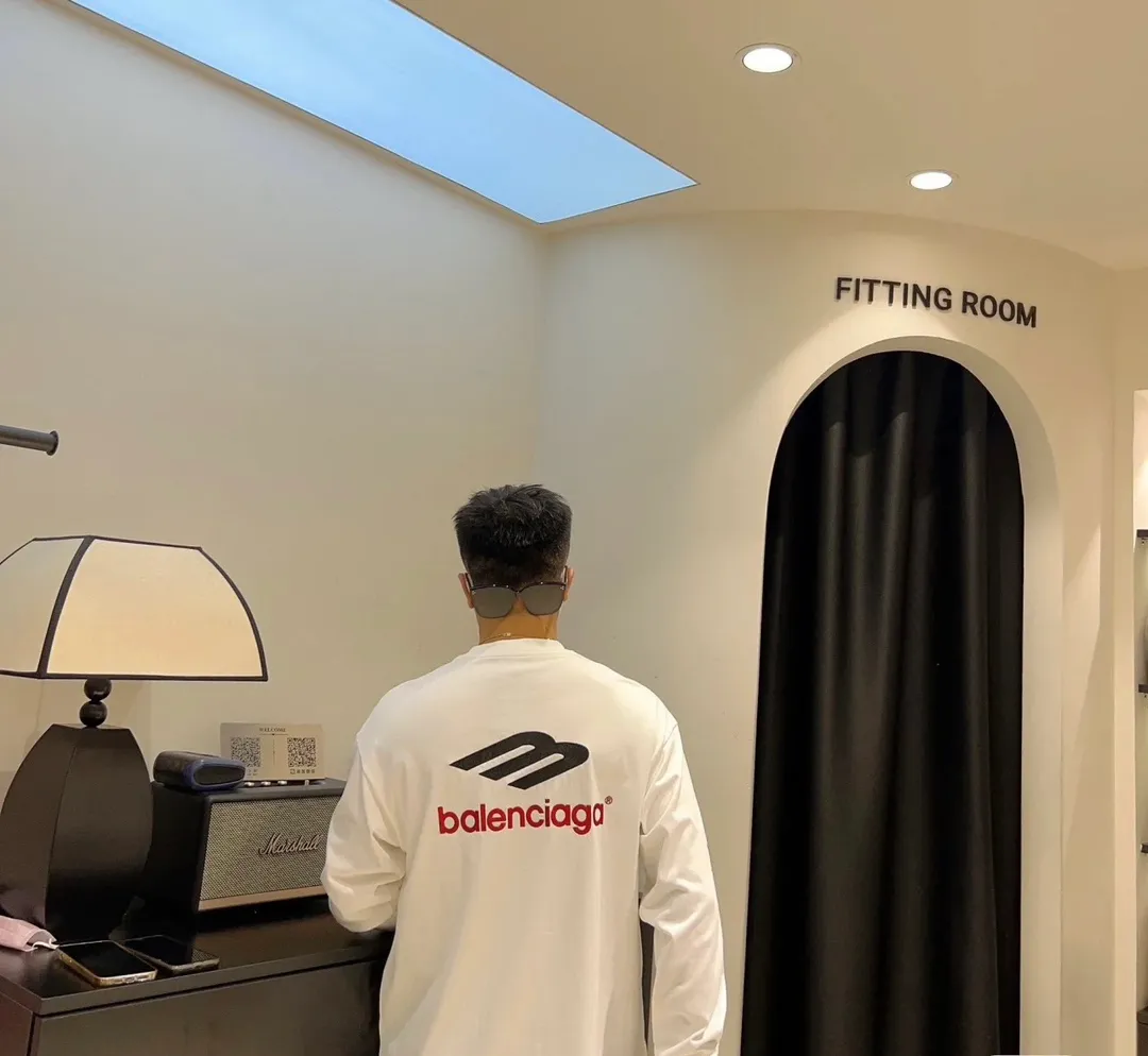♻️💯Refer to the model picture for the upper body❤️The top tested version Balenciaga's latest long-sleeved T-shirt with large LOGO icons on the front, back, left and right sleeves embroidery. Balenciaga's first high-street outfit in autumn, it's all high-end, even if you want to be low-key, it's hard not to love it, full of casual sports style. The front and back are embroidered with the same large logo, and the left and right sleeves are also embroidered with the same logo. The contrasting red ➕ black embroidery is really awesome. It will definitely attract attention when paired with a couple style. It is another day to be stunned by the handsomeness! Fashionistas are not afraid of the heat, so long tees are a must-have when traveling to Sichuan and Tibet. Different from the ordinary version, it uses high-quality Tajima embroidery, the neckline is reinforced with two needles and is not easily deformed by machine washing. It is made of high-weight pure cotton double yarn. The counters are updated simultaneously, and genuine products are developed and developed at the first time. The fabric is made of Paris ZP custom-woven and dyed cotton, double-yarn compact cotton with a weight of 260 grams, and the cloth surface is clean. The cloth has clear texture, soft and comfortable, good color fastness and not easy to discolor. The threads are woven and dyed with no color difference. The embroidery is done using imported Tajima embroidery machines. Super 15W needle and thread, three-dimensional effect, clear lines, no burrs and miscellaneous threads, ultra-high craftsmanship embroidery. The version adopts OS loose shoulder style, the same style for male and female couples ▪️Size: XS S.M.L ▪️Color: Iron gray blue white P:340