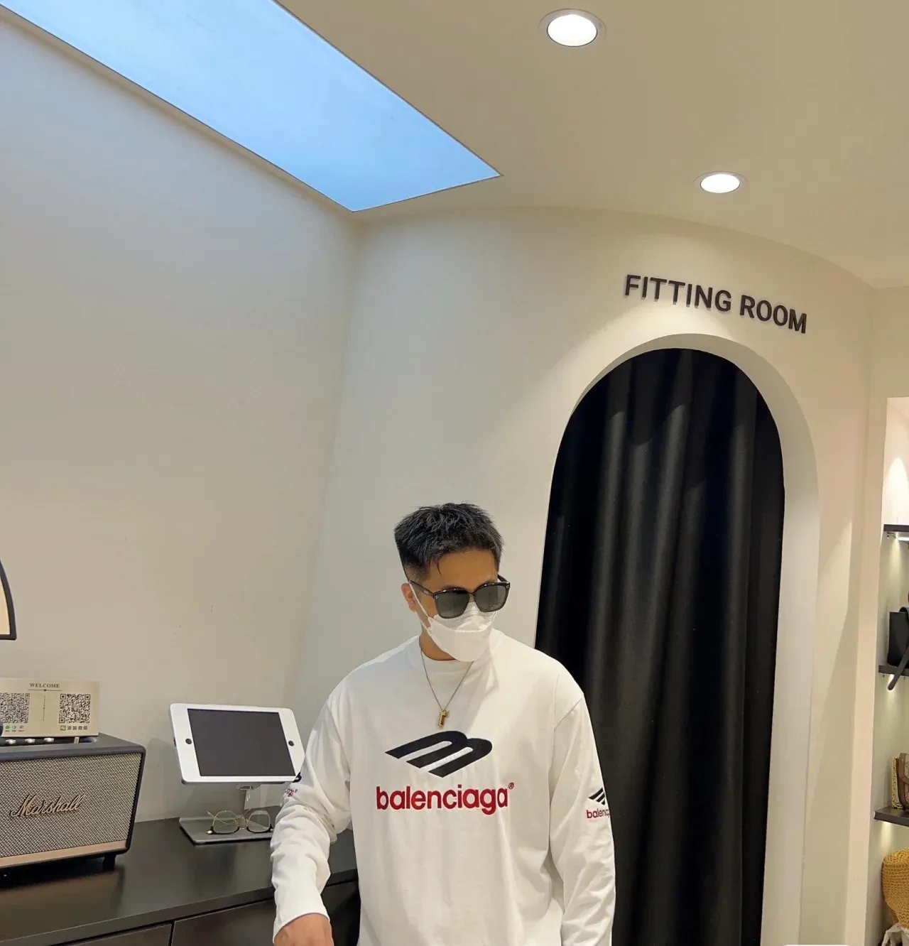 ♻️💯Refer to the model picture for the upper body❤️The top tested version Balenciaga's latest long-sleeved T-shirt with large LOGO icons on the front, back, left and right sleeves embroidery. Balenciaga's first high-street outfit in autumn, it's all high-end, even if you want to be low-key, it's hard not to love it, full of casual sports style. The front and back are embroidered with the same large logo, and the left and right sleeves are also embroidered with the same logo. The contrasting red ➕ black embroidery is really awesome. It will definitely attract attention when paired with a couple style. It is another day to be stunned by the handsomeness! Fashionistas are not afraid of the heat, so long tees are a must-have when traveling to Sichuan and Tibet. Different from the ordinary version, it uses high-quality Tajima embroidery, the neckline is reinforced with two needles and is not easily deformed by machine washing. It is made of high-weight pure cotton double yarn. The counters are updated simultaneously, and genuine products are developed and developed at the first time. The fabric is made of Paris ZP custom-woven and dyed cotton, double-yarn compact cotton with a weight of 260 grams, and the cloth surface is clean. The cloth has clear texture, soft and comfortable, good color fastness and not easy to discolor. The threads are woven and dyed with no color difference. The embroidery is done using imported Tajima embroidery machines. Super 15W needle and thread, three-dimensional effect, clear lines, no burrs and miscellaneous threads, ultra-high craftsmanship embroidery. The version adopts OS loose shoulder style, the same style for male and female couples ▪️Size: XS S.M.L ▪️Color: Iron gray blue white P:340