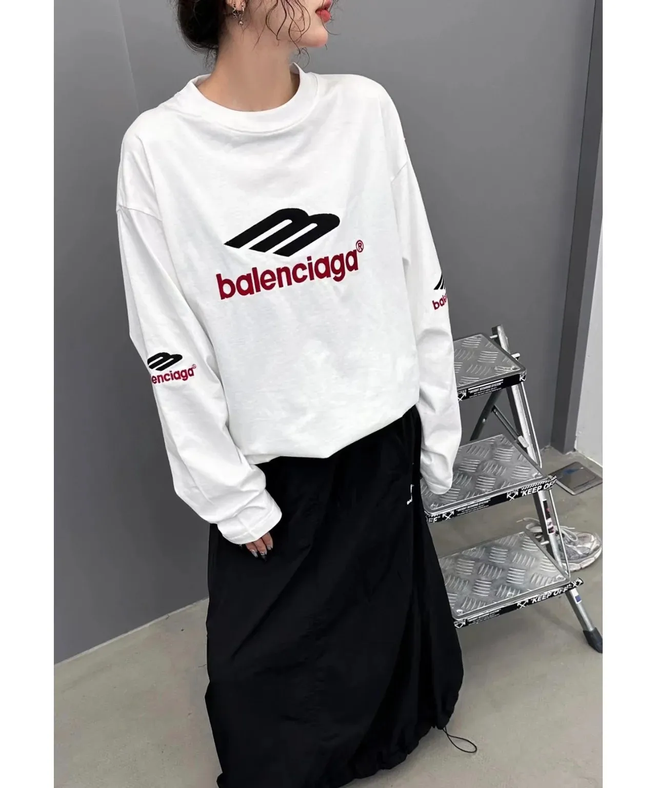 ♻️💯Refer to the model picture for the upper body❤️The top tested version Balenciaga's latest long-sleeved T-shirt with large LOGO icons on the front, back, left and right sleeves embroidery. Balenciaga's first high-street outfit in autumn, it's all high-end, even if you want to be low-key, it's hard not to love it, full of casual sports style. The front and back are embroidered with the same large logo, and the left and right sleeves are also embroidered with the same logo. The contrasting red ➕ black embroidery is really awesome. It will definitely attract attention when paired with a couple style. It is another day to be stunned by the handsomeness! Fashionistas are not afraid of the heat, so long tees are a must-have when traveling to Sichuan and Tibet. Different from the ordinary version, it uses high-quality Tajima embroidery, the neckline is reinforced with two needles and is not easily deformed by machine washing. It is made of high-weight pure cotton double yarn. The counters are updated simultaneously, and genuine products are developed and developed at the first time. The fabric is made of Paris ZP custom-woven and dyed cotton, double-yarn compact cotton with a weight of 260 grams, and the cloth surface is clean. The cloth has clear texture, soft and comfortable, good color fastness and not easy to discolor. The threads are woven and dyed with no color difference. The embroidery is done using imported Tajima embroidery machines. Super 15W needle and thread, three-dimensional effect, clear lines, no burrs and miscellaneous threads, ultra-high craftsmanship embroidery. The version adopts OS loose shoulder style, the same style for male and female couples ▪️Size: XS S.M.L ▪️Color: Iron gray blue white P:340