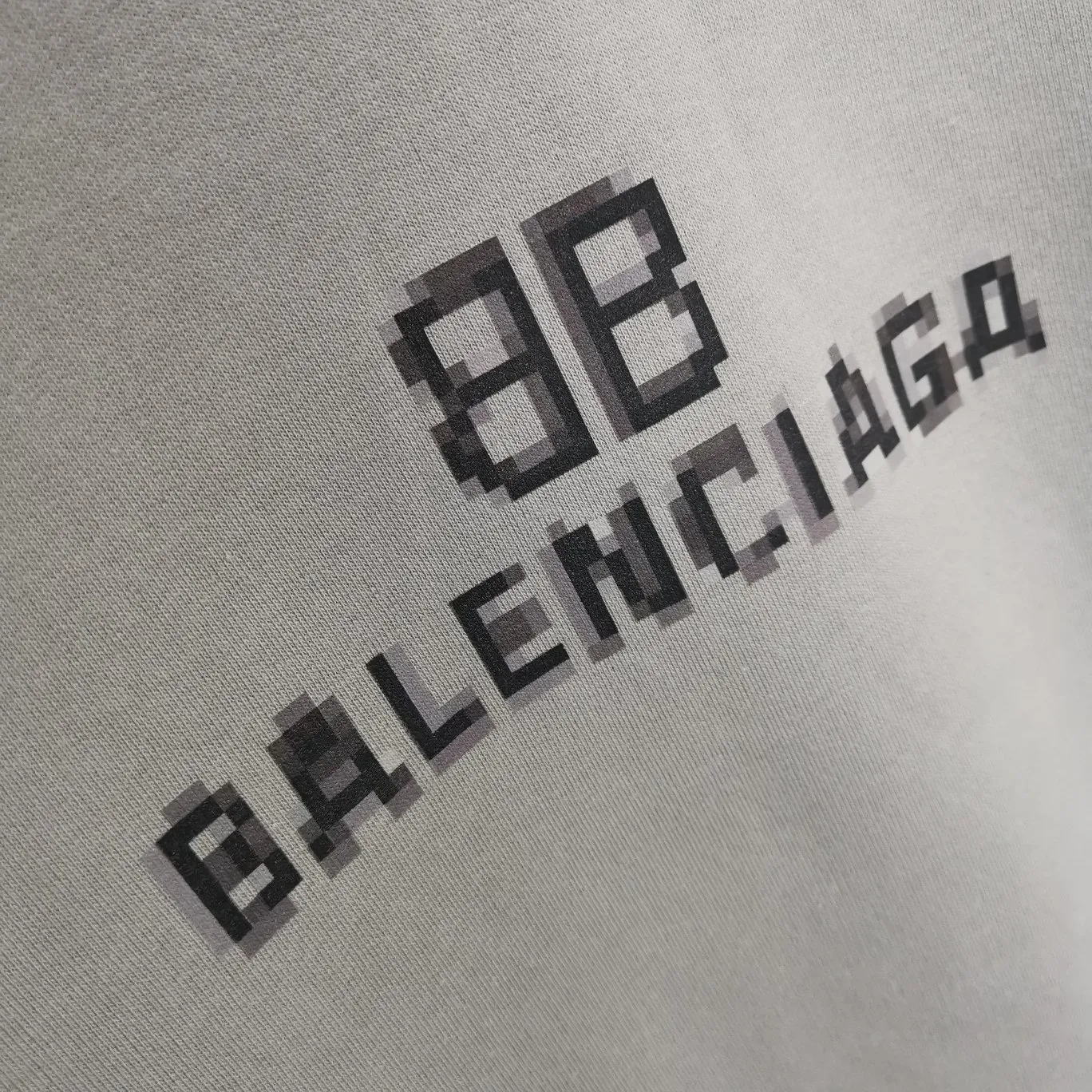 Supplementary details - the top tested version of the spring and autumn BALENCIAGA 22S early spring new fashion hole phantom mosaic blurred letters loose cotton hoodie sweatshirt. The fabric is made of 520 grams, the fabric density is extremely high, the chest is printed with digital direct injection, the fuzzy mathematical pattern is dizzy, and the hazy gradient phantom printing of the English "Balenciaga" on the chest is restored without any difference. The intercalated gray is a yarn-dyed fabric, and the yarn is dyed first and then woven. Feel free to compare.  The fabric collars are all artificially drilled and distressed by hand. There are laser holes on the chest and back to ensure that the fabric will not wrinkle or deform when holes are made.  Size: XS-L P: 490