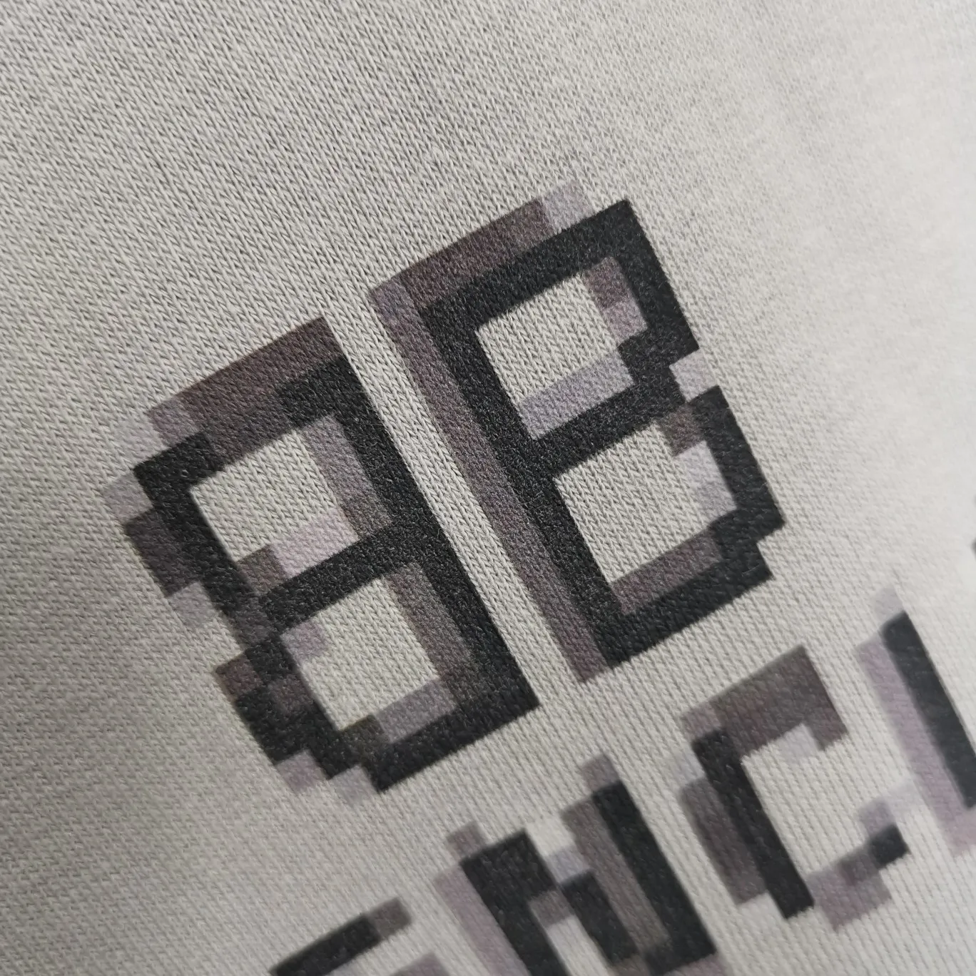 Supplementary details - the top tested version of the spring and autumn BALENCIAGA 22S early spring new fashion hole phantom mosaic blurred letters loose cotton hoodie sweatshirt. The fabric is made of 520 grams, the fabric density is extremely high, the chest is printed with digital direct injection, the fuzzy mathematical pattern is dizzy, and the hazy gradient phantom printing of the English "Balenciaga" on the chest is restored without any difference. The intercalated gray is a yarn-dyed fabric, and the yarn is dyed first and then woven. Feel free to compare.  The fabric collars are all artificially drilled and distressed by hand. There are laser holes on the chest and back to ensure that the fabric will not wrinkle or deform when holes are made.  Size: XS-L P: 490