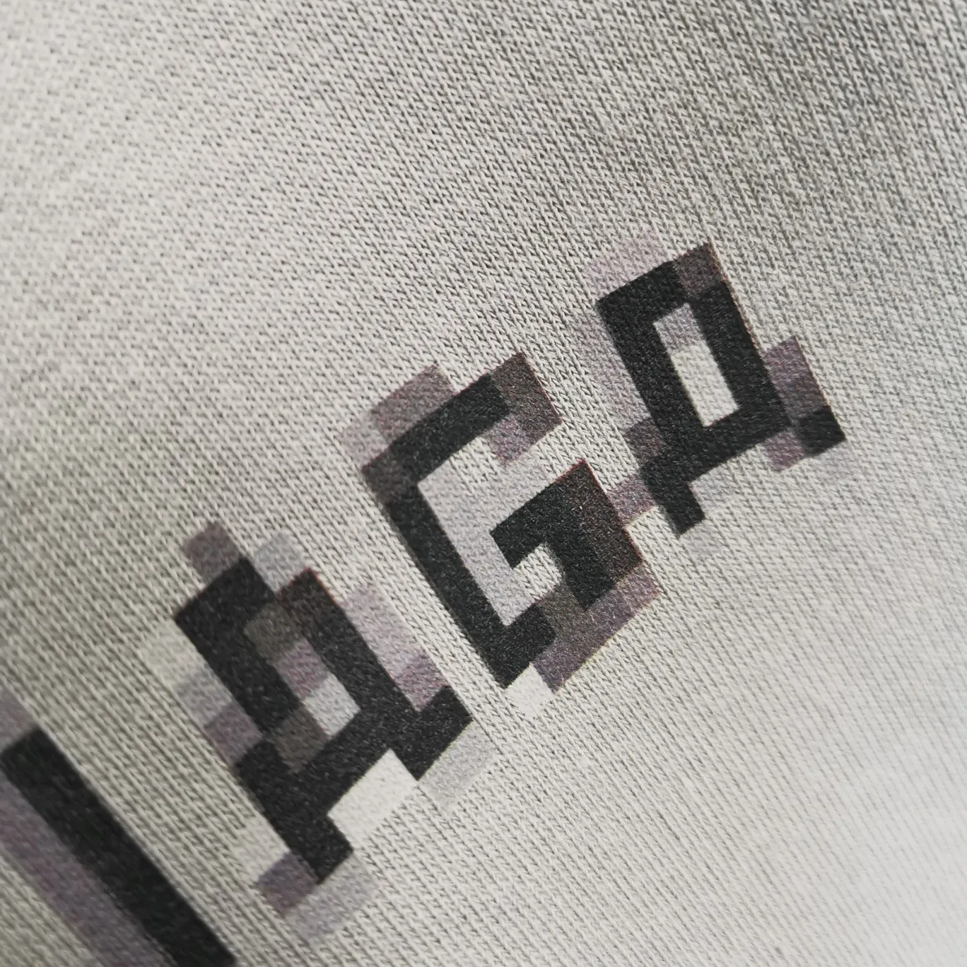 Supplementary details - the top tested version of the spring and autumn BALENCIAGA 22S early spring new fashion hole phantom mosaic blurred letters loose cotton hoodie sweatshirt. The fabric is made of 520 grams, the fabric density is extremely high, the chest is printed with digital direct injection, the fuzzy mathematical pattern is dizzy, and the hazy gradient phantom printing of the English "Balenciaga" on the chest is restored without any difference. The intercalated gray is a yarn-dyed fabric, and the yarn is dyed first and then woven. Feel free to compare.  The fabric collars are all artificially drilled and distressed by hand. There are laser holes on the chest and back to ensure that the fabric will not wrinkle or deform when holes are made.  Size: XS-L P: 490