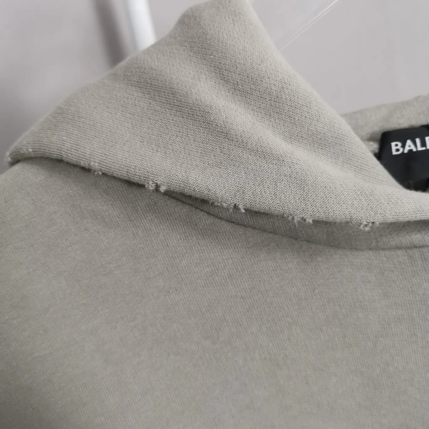 Supplementary details - the top tested version of the spring and autumn BALENCIAGA 22S early spring new fashion hole phantom mosaic blurred letters loose cotton hoodie sweatshirt. The fabric is made of 520 grams, the fabric density is extremely high, the chest is printed with digital direct injection, the fuzzy mathematical pattern is dizzy, and the hazy gradient phantom printing of the English "Balenciaga" on the chest is restored without any difference. The intercalated gray is a yarn-dyed fabric, and the yarn is dyed first and then woven. Feel free to compare.  The fabric collars are all artificially drilled and distressed by hand. There are laser holes on the chest and back to ensure that the fabric will not wrinkle or deform when holes are made.  Size: XS-L P: 490
