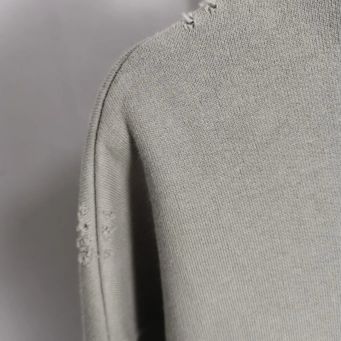 Supplementary details - the top tested version of the spring and autumn BALENCIAGA 22S early spring new fashion hole phantom mosaic blurred letters loose cotton hoodie sweatshirt. The fabric is made of 520 grams, the fabric density is extremely high, the chest is printed with digital direct injection, the fuzzy mathematical pattern is dizzy, and the hazy gradient phantom printing of the English "Balenciaga" on the chest is restored without any difference. The intercalated gray is a yarn-dyed fabric, and the yarn is dyed first and then woven. Feel free to compare.  The fabric collars are all artificially drilled and distressed by hand. There are laser holes on the chest and back to ensure that the fabric will not wrinkle or deform when holes are made.  Size: XS-L P: 490
