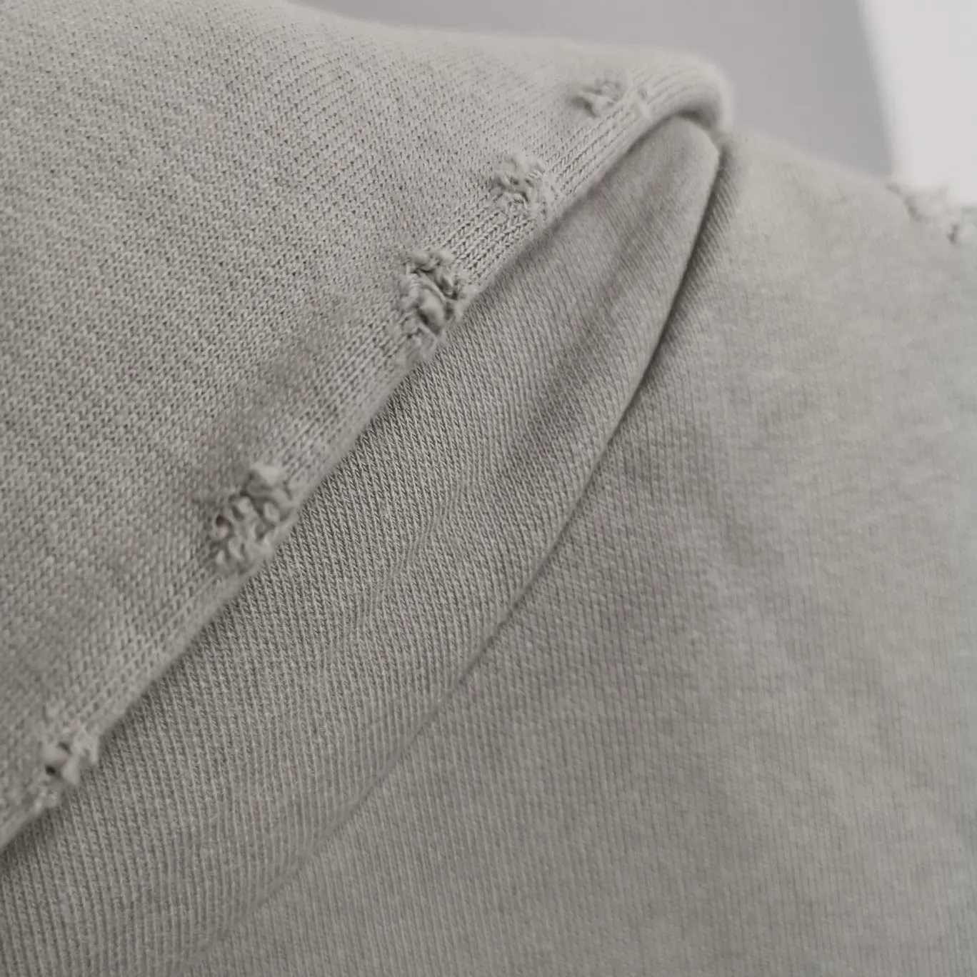 Supplementary details - the top tested version of the spring and autumn BALENCIAGA 22S early spring new fashion hole phantom mosaic blurred letters loose cotton hoodie sweatshirt. The fabric is made of 520 grams, the fabric density is extremely high, the chest is printed with digital direct injection, the fuzzy mathematical pattern is dizzy, and the hazy gradient phantom printing of the English "Balenciaga" on the chest is restored without any difference. The intercalated gray is a yarn-dyed fabric, and the yarn is dyed first and then woven. Feel free to compare.  The fabric collars are all artificially drilled and distressed by hand. There are laser holes on the chest and back to ensure that the fabric will not wrinkle or deform when holes are made.  Size: XS-L P: 490