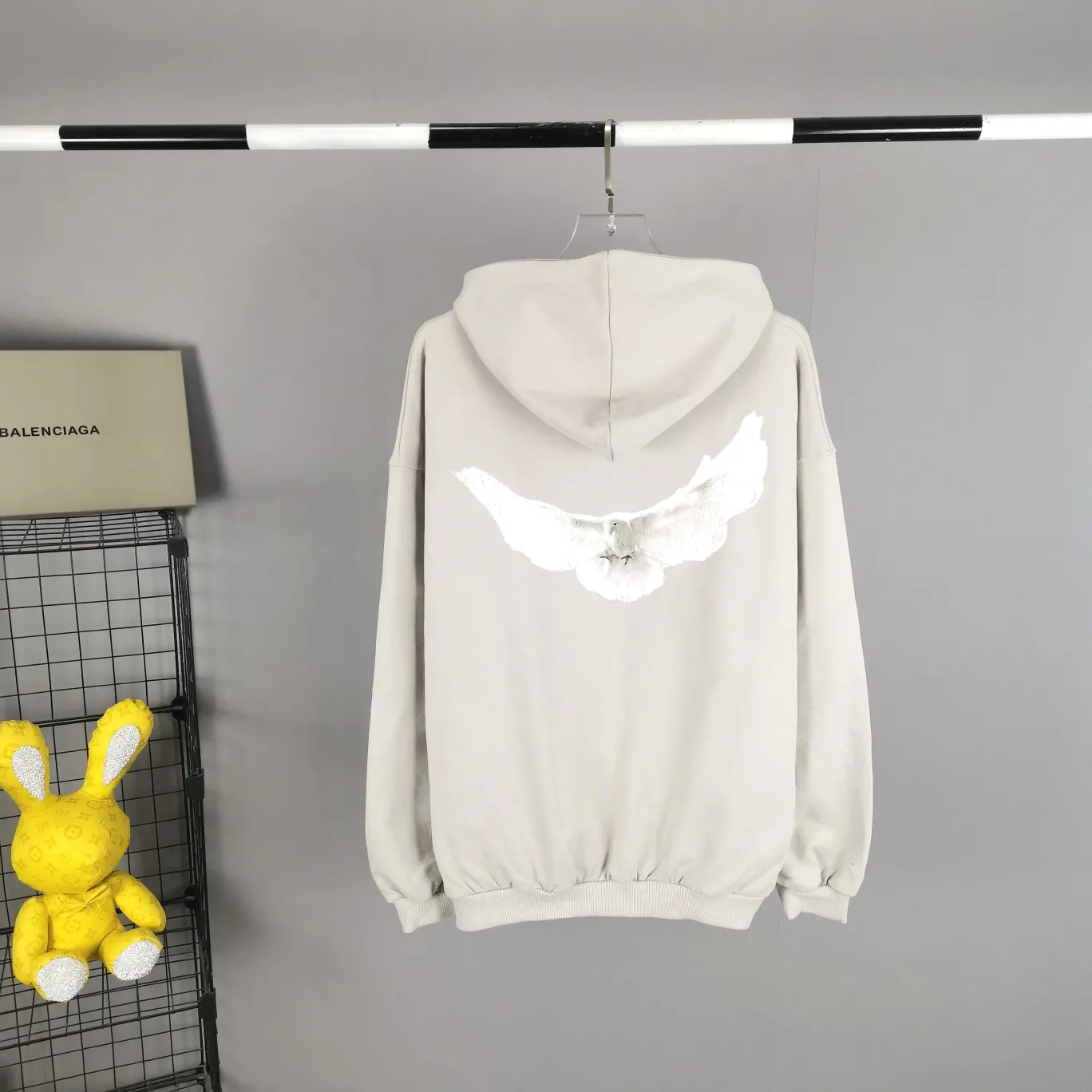 Top tested version YEEZY co-branded GAP co-branded BALENCIAGA three-party co-branded peace dove theme male and female couple star same style pure cotton hoodie sweatshirt. Same style for Justin Bieber's concert. Many stars wear it, detonating the trend market. Oversiez street style. Fabric: This fabric can be said to be the ceiling in the industry this year. The quality is straight forward. It uses 460g double-strand terry with high-end and high-end positioning. Whoever gets it will know. The four colors are all original custom-dyed and there is no color difference with the genuine version. Details: The original hot stamping of the collar label, restored one to one, the size is consistent, the code mark is clear, the washed wheat is copied word for word, the front letter is a water transfer, light and clear, and the pigeon at the back is even more effort. In order to restore it, countless versions were made. The pigeon has numerous small cracks in different shades. PS: Do not wash by soaking, violent washing, or warm water. Color: washed black, charcoal gray, cement white, brown Size: S-XL P:410
