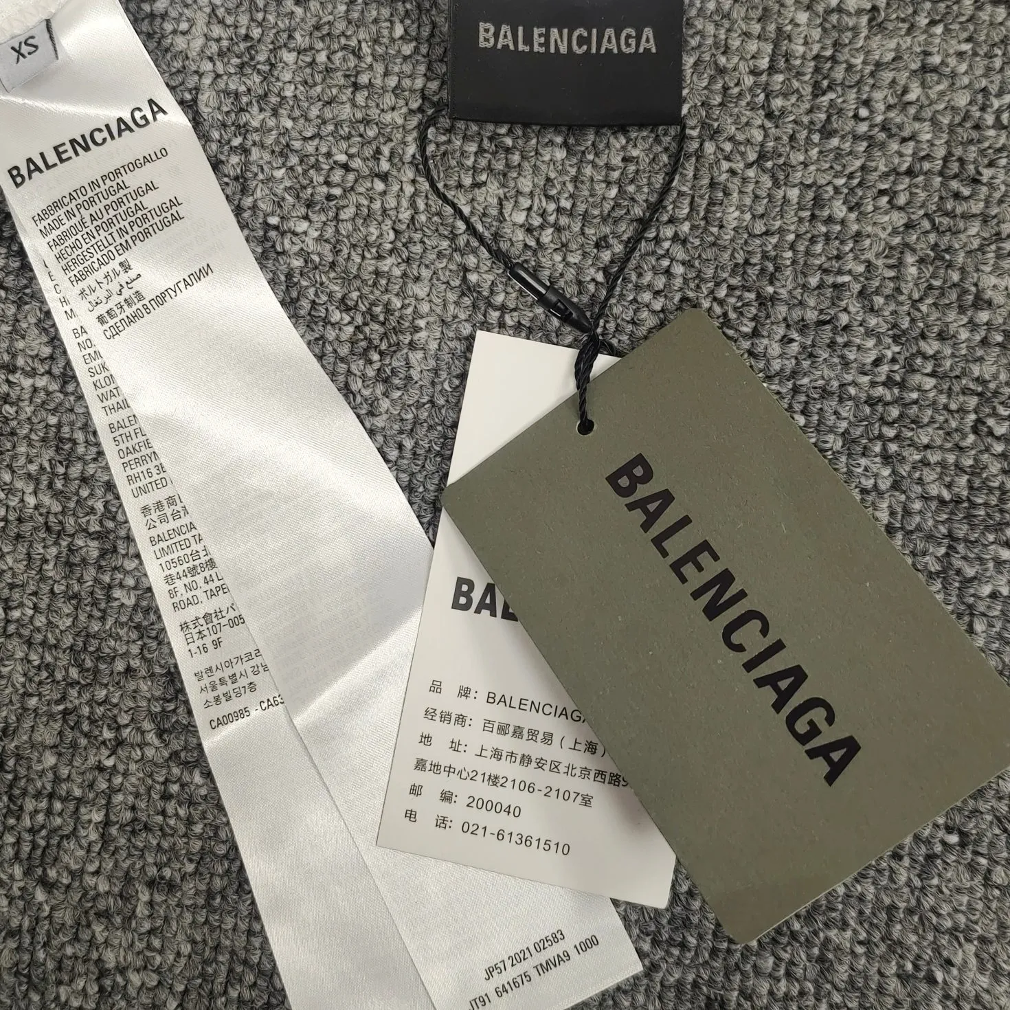 [New arrival] The top tested version of BALENCIAGA 23SS with graffiti letters for male and female couples, the same style pure cotton loose short-sleeved T-shirt. Super iconic colorful brand logo printed pattern. It is fresh and comfortable to match with sports shoes. Suitable for shopping and dating. When layered, it will look like a blogger. Low-key and tasteful. The original fabric is 280G, double-ply and double-yarn pure cotton fabric! Threads are custom-woven and dyed, no color difference, no pressure in and out of the counter, through-the-shoulder strapping process, increased washing life of clothes, no deformation, high-version digital printing process, no fading, bright colors, the same style as Internet celebrity stars, regardless of age, body shape, gender, super eye-catching, extremely fashionable, very comfortable to the touch, super texture, fashionable and individual, super versatile and good-looking, a must-have, better for couples Customized collar labels are washed, 100% different from fake versions on the market!  Color: Pink White Black Charcoal Gray Size: XS-L P:260