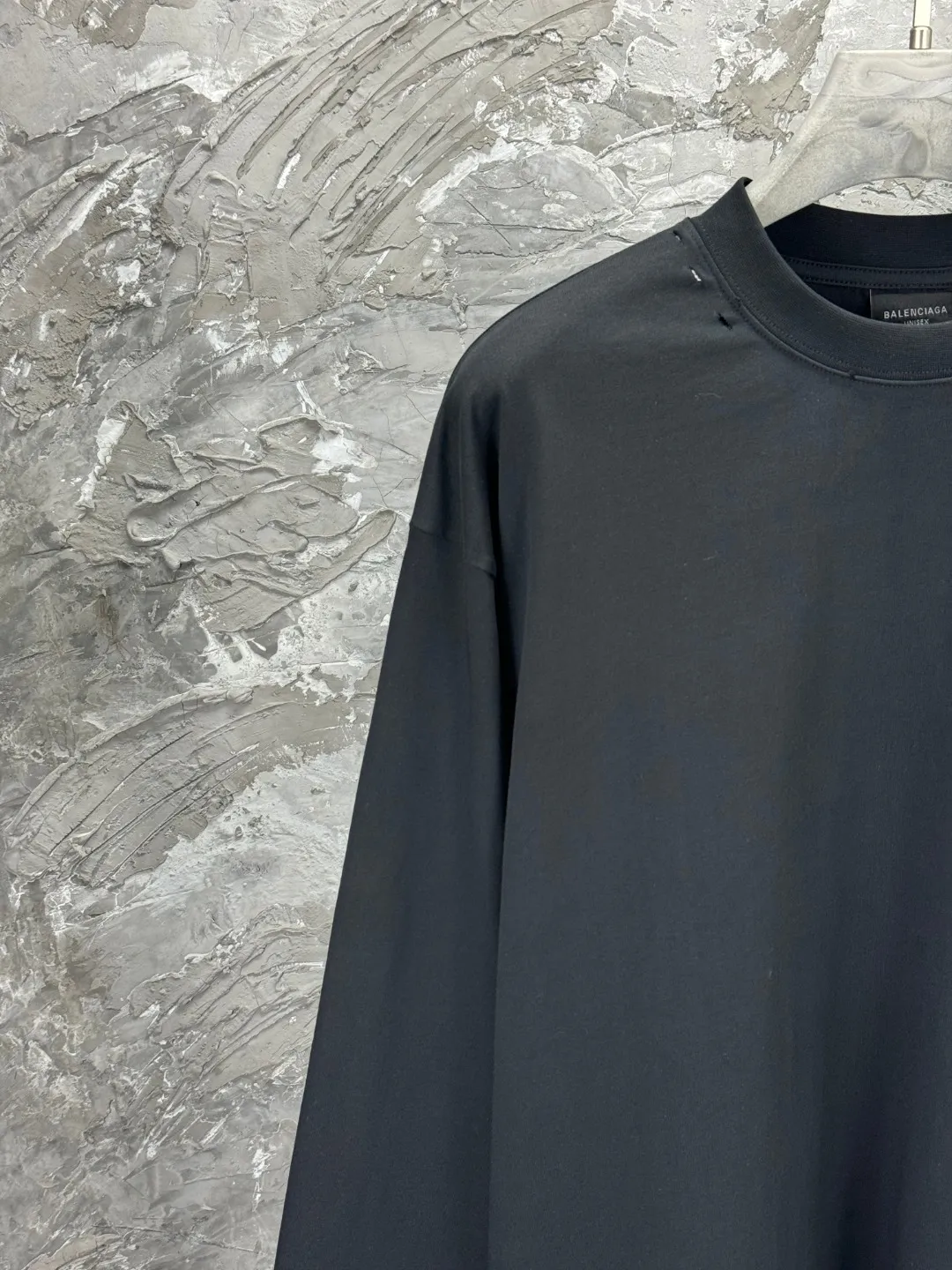 🅿️270 BALENCI*GA Paris masking tape-printed long-sleeved T-shirt. The back pattern is printed with environmentally friendly imported materials. The tape-stretched finished product is washed twice and worn to make the old process. Restore the brick cabinet. Exclusively pattern-woven and dyed 280g fabric. Threads are dyed in the same vat with zero color difference. The version adopts OS loose off-shoulder version. Welcome to compare. Same style for men and women -Color: Black -SIZE: Xs S M L Style number 8640#
