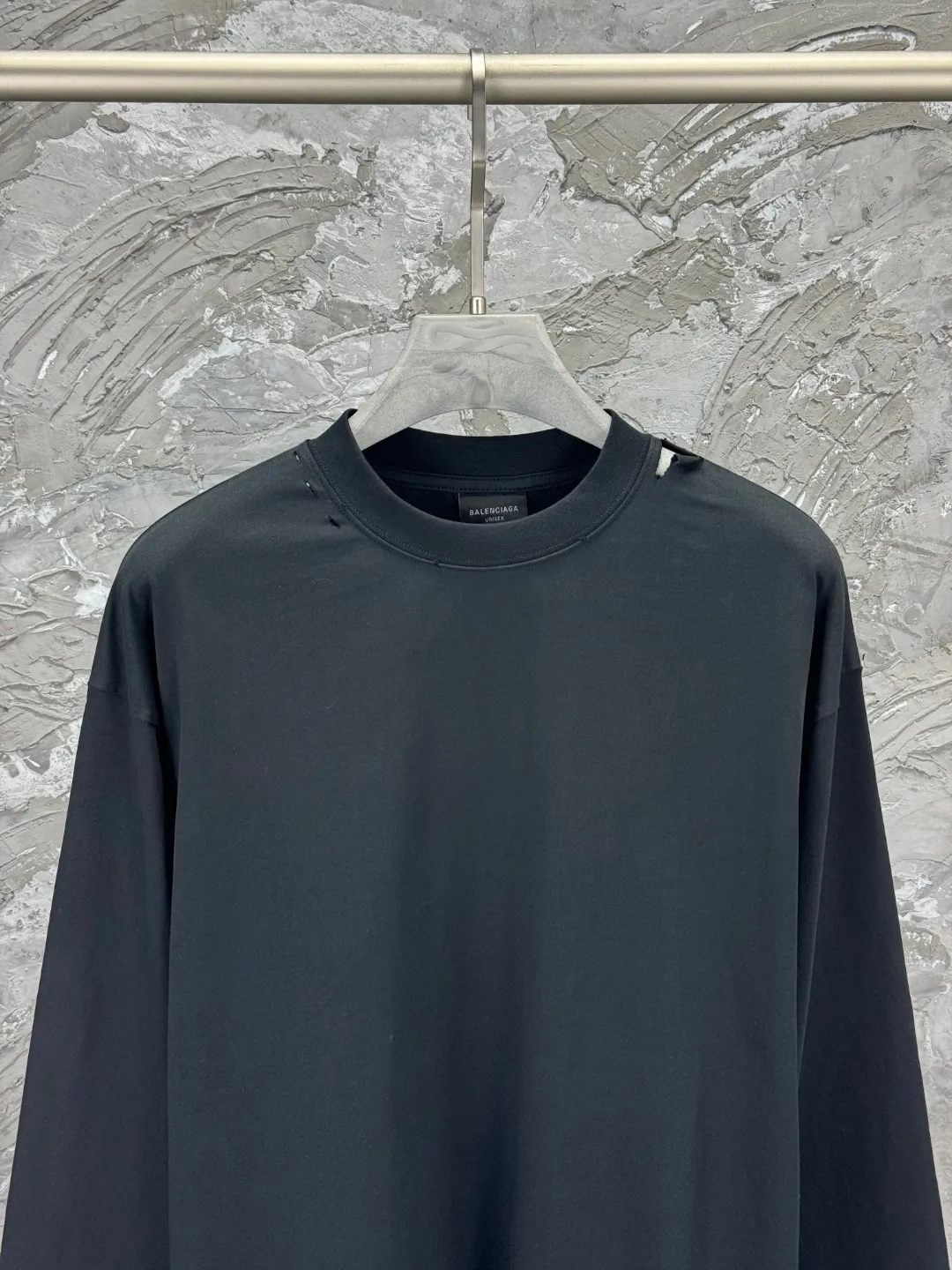 🅿️270 BALENCI*GA Paris masking tape-printed long-sleeved T-shirt. The back pattern is printed with environmentally friendly imported materials. The tape-stretched finished product is washed twice and worn to make the old process. Restore the brick cabinet. Exclusively pattern-woven and dyed 280g fabric. Threads are dyed in the same vat with zero color difference. The version adopts OS loose off-shoulder version. Welcome to compare. Same style for men and women -Color: Black -SIZE: Xs S M L Style number 8640#