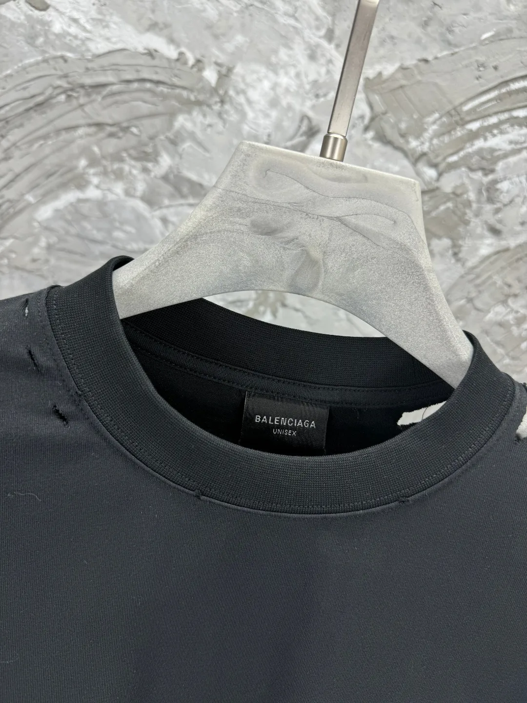 🅿️270 BALENCI*GA Paris masking tape-printed long-sleeved T-shirt. The back pattern is printed with environmentally friendly imported materials. The tape-stretched finished product is washed twice and worn to make the old process. Restore the brick cabinet. Exclusively pattern-woven and dyed 280g fabric. Threads are dyed in the same vat with zero color difference. The version adopts OS loose off-shoulder version. Welcome to compare. Same style for men and women -Color: Black -SIZE: Xs S M L Style number 8640#