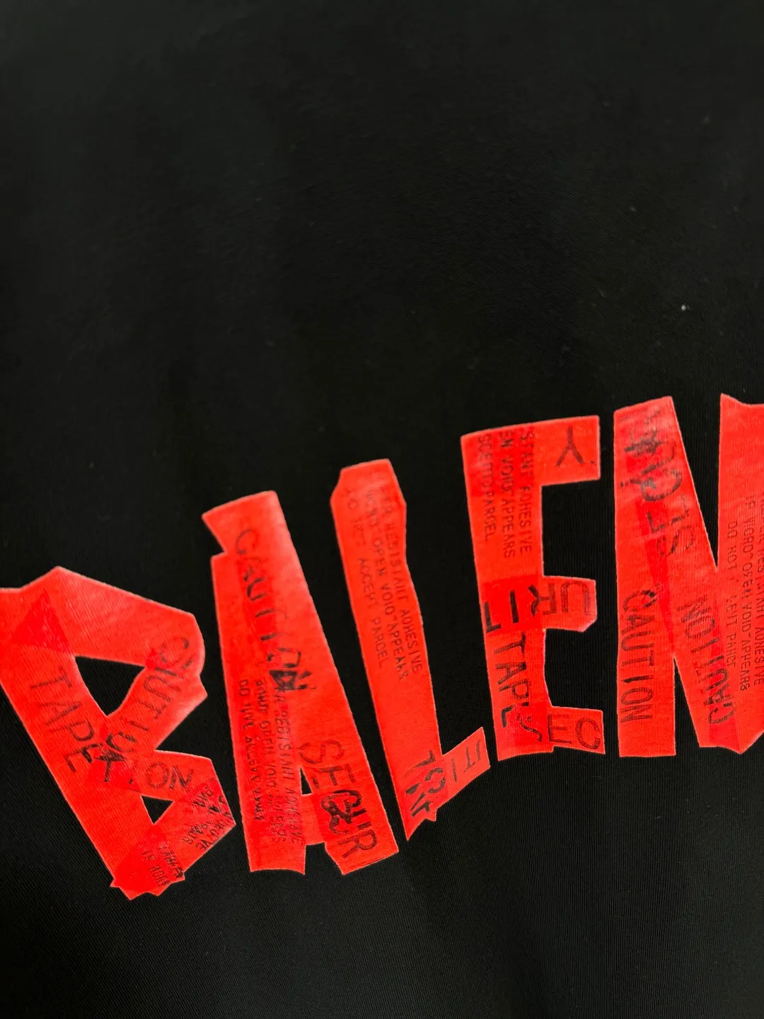 🅿️270 BALENCI*GA Paris masking tape-printed long-sleeved T-shirt. The back pattern is printed with environmentally friendly imported materials. The tape-stretched finished product is washed twice and worn to make the old process. Restore the brick cabinet. Exclusively pattern-woven and dyed 280g fabric. Threads are dyed in the same vat with zero color difference. The version adopts OS loose off-shoulder version. Welcome to compare. Same style for men and women -Color: Black -SIZE: Xs S M L Style number 8640#