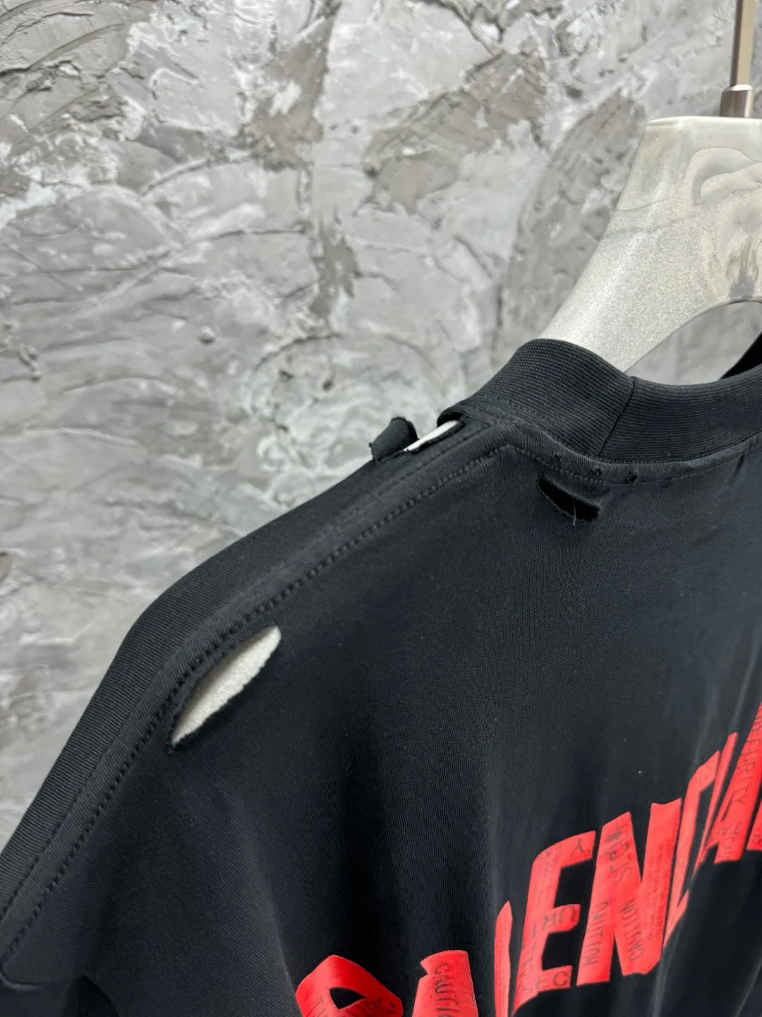 🅿️270 BALENCI*GA Paris masking tape-printed long-sleeved T-shirt. The back pattern is printed with environmentally friendly imported materials. The tape-stretched finished product is washed twice and worn to make the old process. Restore the brick cabinet. Exclusively pattern-woven and dyed 280g fabric. Threads are dyed in the same vat with zero color difference. The version adopts OS loose off-shoulder version. Welcome to compare. Same style for men and women -Color: Black -SIZE: Xs S M L Style number 8640#