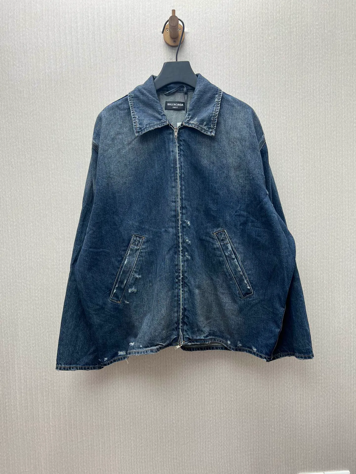 🅿️550 Paris 25SS denim zipper jacket. The fabric is made of high-density pure cotton twill denim imported from Italy. The narrow-width fabric has a great loss to restore the loose and drape feeling. The fabric is first washed and de-padded. The washing process needs to be repeated 3 times to restore the color. It is washed and polished with sand and stone to form an aged texture. The color is too natural. Finally, a professional painter is required to spray dirt and transition. Custom-woven and custom-dyed pocket fabric. The entire thickness. The material is consistent with YB. The cut location is damaged. Purely hand-polished and hand-picked. Complete set of customized accessories. Antique silver double-headed B-shaped zipper. Size: XS.S.M.