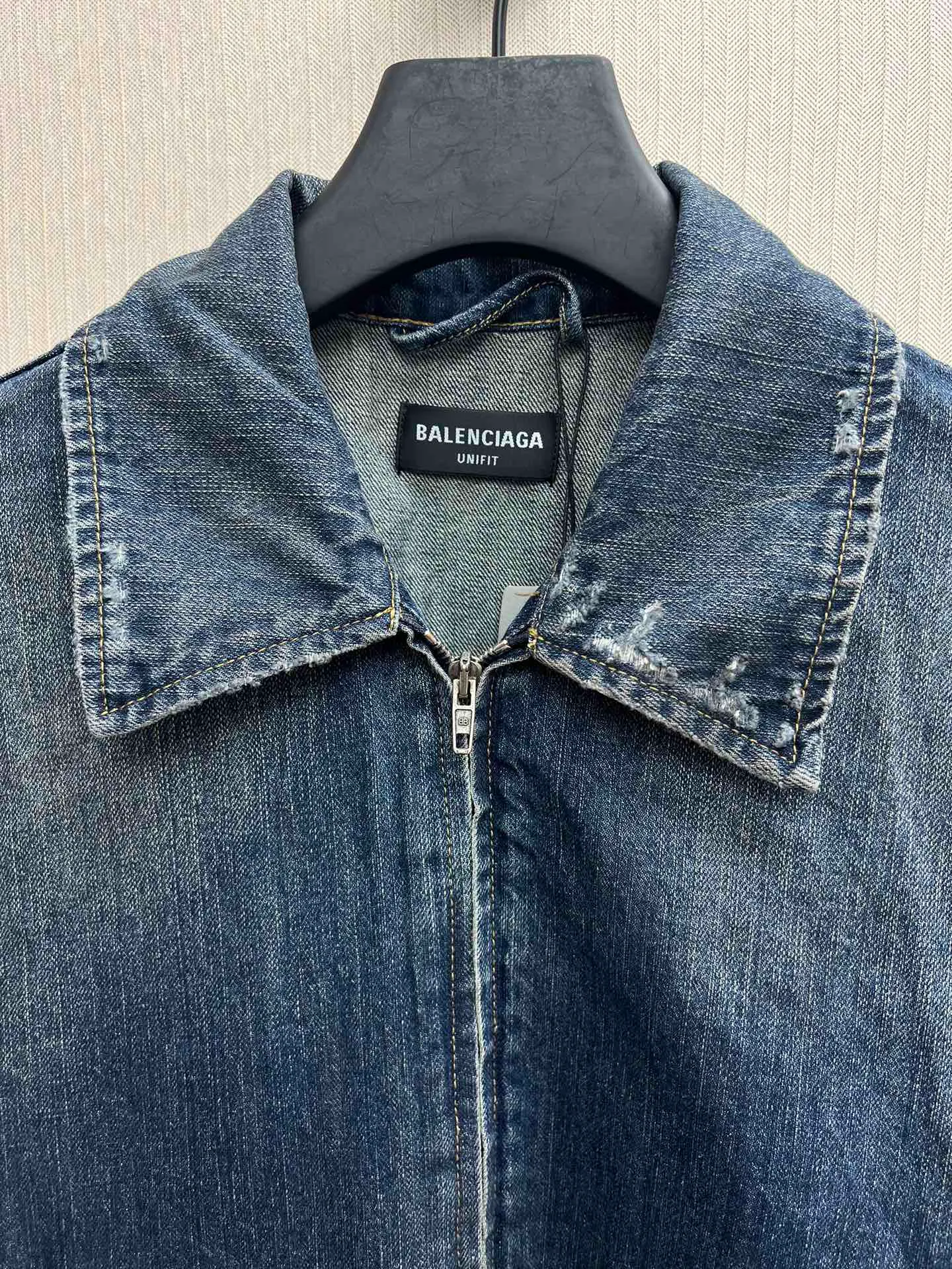 🅿️550 Paris 25SS denim zipper jacket. The fabric is made of high-density pure cotton twill denim imported from Italy. The narrow-width fabric has a great loss to restore the loose and drape feeling. The fabric is first washed and de-padded. The washing process needs to be repeated 3 times to restore the color. It is washed and polished with sand and stone to form an aged texture. The color is too natural. Finally, a professional painter is required to spray dirt and transition. Custom-woven and custom-dyed pocket fabric. The entire thickness. The material is consistent with YB. The cut location is damaged. Purely hand-polished and hand-picked. Complete set of customized accessories. Antique silver double-headed B-shaped zipper. Size: XS.S.M.