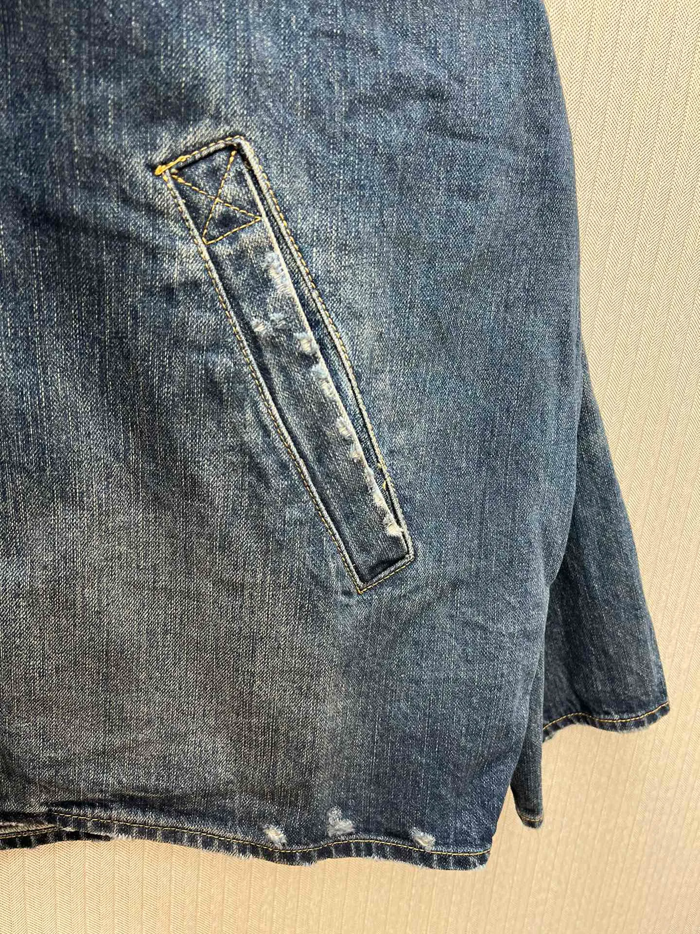 🅿️550 Paris 25SS denim zipper jacket. The fabric is made of high-density pure cotton twill denim imported from Italy. The narrow-width fabric has a great loss to restore the loose and drape feeling. The fabric is first washed and de-padded. The washing process needs to be repeated 3 times to restore the color. It is washed and polished with sand and stone to form an aged texture. The color is too natural. Finally, a professional painter is required to spray dirt and transition. Custom-woven and custom-dyed pocket fabric. The entire thickness. The material is consistent with YB. The cut location is damaged. Purely hand-polished and hand-picked. Complete set of customized accessories. Antique silver double-headed B-shaped zipper. Size: XS.S.M.