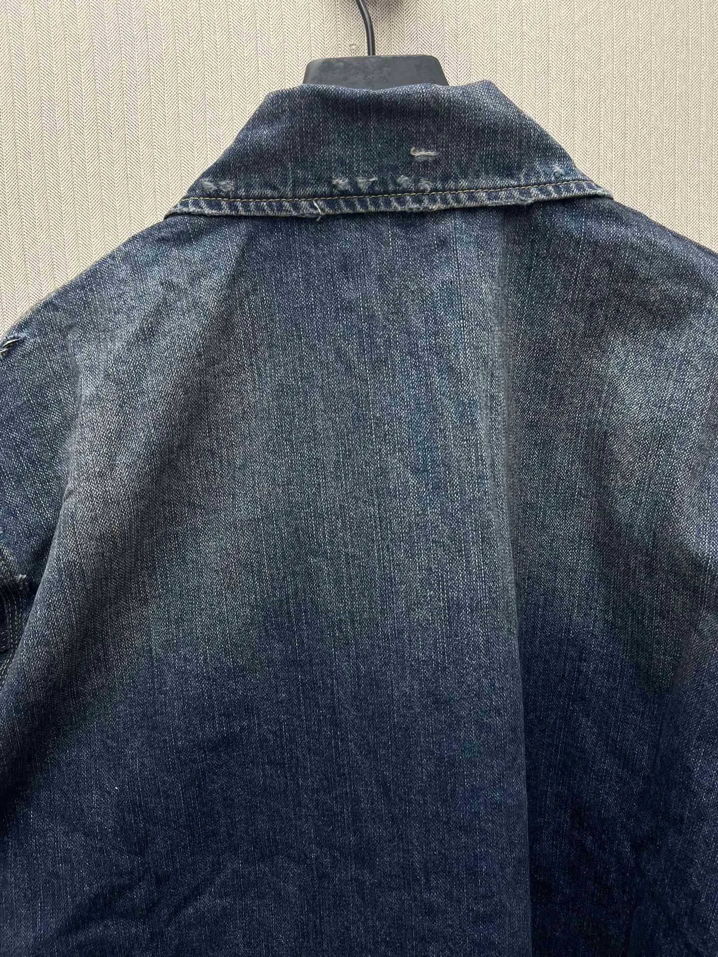 🅿️550 Paris 25SS denim zipper jacket. The fabric is made of high-density pure cotton twill denim imported from Italy. The narrow-width fabric has a great loss to restore the loose and drape feeling. The fabric is first washed and de-padded. The washing process needs to be repeated 3 times to restore the color. It is washed and polished with sand and stone to form an aged texture. The color is too natural. Finally, a professional painter is required to spray dirt and transition. Custom-woven and custom-dyed pocket fabric. The entire thickness. The material is consistent with YB. The cut location is damaged. Purely hand-polished and hand-picked. Complete set of customized accessories. Antique silver double-headed B-shaped zipper. Size: XS.S.M.