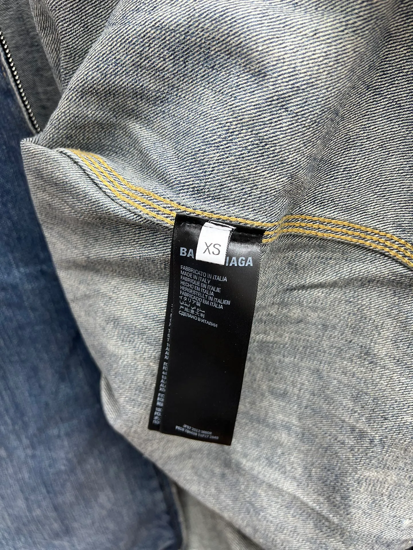 🅿️550 Paris 25SS denim zipper jacket. The fabric is made of high-density pure cotton twill denim imported from Italy. The narrow-width fabric has a great loss to restore the loose and drape feeling. The fabric is first washed and de-padded. The washing process needs to be repeated 3 times to restore the color. It is washed and polished with sand and stone to form an aged texture. The color is too natural. Finally, a professional painter is required to spray dirt and transition. Custom-woven and custom-dyed pocket fabric. The entire thickness. The material is consistent with YB. The cut location is damaged. Purely hand-polished and hand-picked. Complete set of customized accessories. Antique silver double-headed B-shaped zipper. Size: XS.S.M.