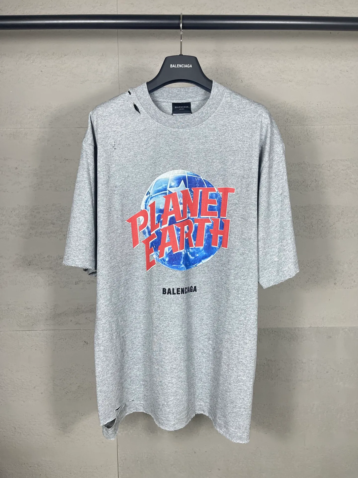 🅿️190 real photos [Top version. Official website quality] BALENCI*GA/Paris. 2024 catwalk style earth pattern direct-injection printing washed distressed short-sleeved T-shirt 2024 new style. Attention‼ ️There is a letter LOGO under the gray pattern. All pattern details are customized with color Y plates. Special market currency. Brick cabinets are synchronized. Genuine products are developed at the first time, and you can print and compare! The fabric is made of Paris ZP custom-woven and dyed cotton double yarn. Weighing 260 grams, the cloth surface is clean. The cloth pattern is clear, soft and comfortable. The threads are dyed with no color difference. The printing uses environmentally friendly imported materials and self-inking direct injection, with clear letters and three-dimensional effect. The entire garment is washed, distressed and worn. The version adopts OS loose shoulder design. Same style for men and women. Code: BL223367 Color: black. Light gray Size: XS to L