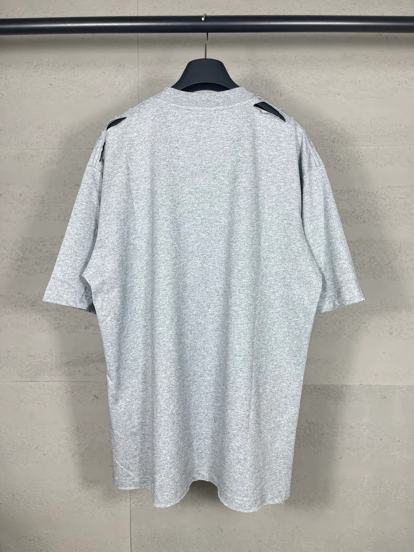 🅿️190 real photos [Top version. Official website quality] BALENCI*GA/Paris. 2024 catwalk style earth pattern direct-injection printing washed distressed short-sleeved T-shirt 2024 new style. Attention‼ ️There is a letter LOGO under the gray pattern. All pattern details are customized with color Y plates. Special market currency. Brick cabinets are synchronized. Genuine products are developed at the first time, and you can print and compare! The fabric is made of Paris ZP custom-woven and dyed cotton double yarn. Weighing 260 grams, the cloth surface is clean. The cloth pattern is clear, soft and comfortable. The threads are dyed with no color difference. The printing uses environmentally friendly imported materials and self-inking direct injection, with clear letters and three-dimensional effect. The entire garment is washed, distressed and worn. The version adopts OS loose shoulder design. Same style for men and women. Code: BL223367 Color: black. Light gray Size: XS to L