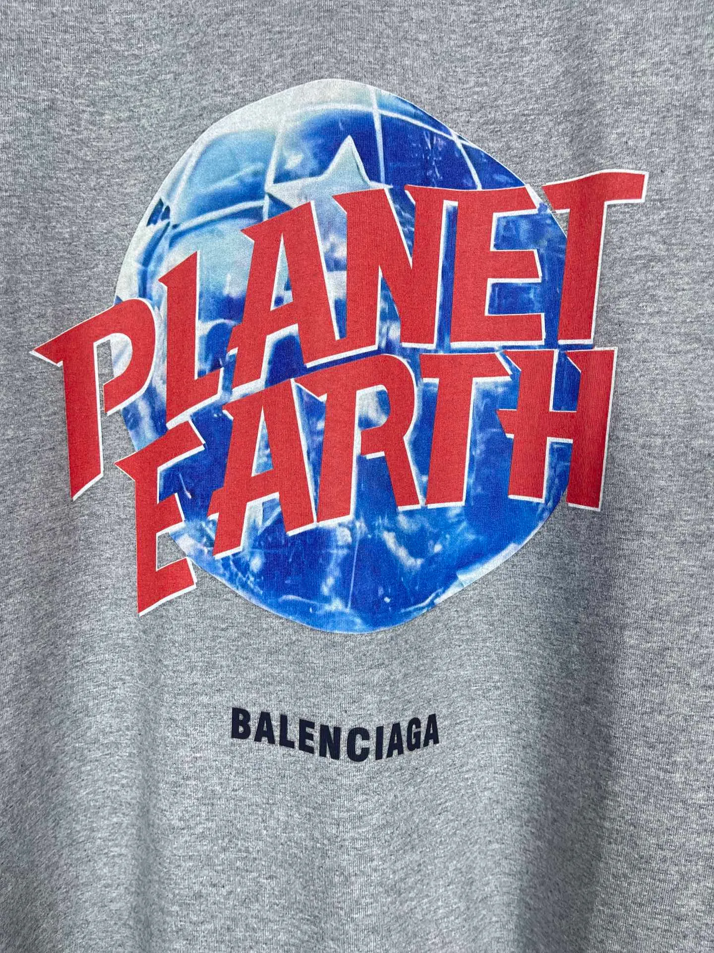 🅿️190 real photos [Top version. Official website quality] BALENCI*GA/Paris. 2024 catwalk style earth pattern direct-injection printing washed distressed short-sleeved T-shirt 2024 new style. Attention‼ ️There is a letter LOGO under the gray pattern. All pattern details are customized with color Y plates. Special market currency. Brick cabinets are synchronized. Genuine products are developed at the first time, and you can print and compare! The fabric is made of Paris ZP custom-woven and dyed cotton double yarn. Weighing 260 grams, the cloth surface is clean. The cloth pattern is clear, soft and comfortable. The threads are dyed with no color difference. The printing uses environmentally friendly imported materials and self-inking direct injection, with clear letters and three-dimensional effect. The entire garment is washed, distressed and worn. The version adopts OS loose shoulder design. Same style for men and women. Code: BL223367 Color: black. Light gray Size: XS to L
