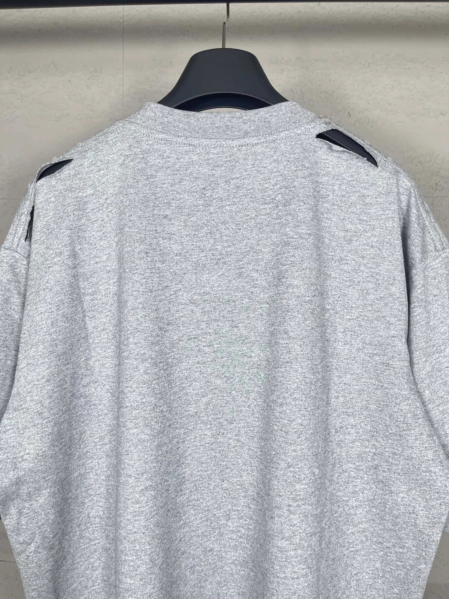 🅿️190 real photos [Top version. Official website quality] BALENCI*GA/Paris. 2024 catwalk style earth pattern direct-injection printing washed distressed short-sleeved T-shirt 2024 new style. Attention‼ ️There is a letter LOGO under the gray pattern. All pattern details are customized with color Y plates. Special market currency. Brick cabinets are synchronized. Genuine products are developed at the first time, and you can print and compare! The fabric is made of Paris ZP custom-woven and dyed cotton double yarn. Weighing 260 grams, the cloth surface is clean. The cloth pattern is clear, soft and comfortable. The threads are dyed with no color difference. The printing uses environmentally friendly imported materials and self-inking direct injection, with clear letters and three-dimensional effect. The entire garment is washed, distressed and worn. The version adopts OS loose shoulder design. Same style for men and women. Code: BL223367 Color: black. Light gray Size: XS to L