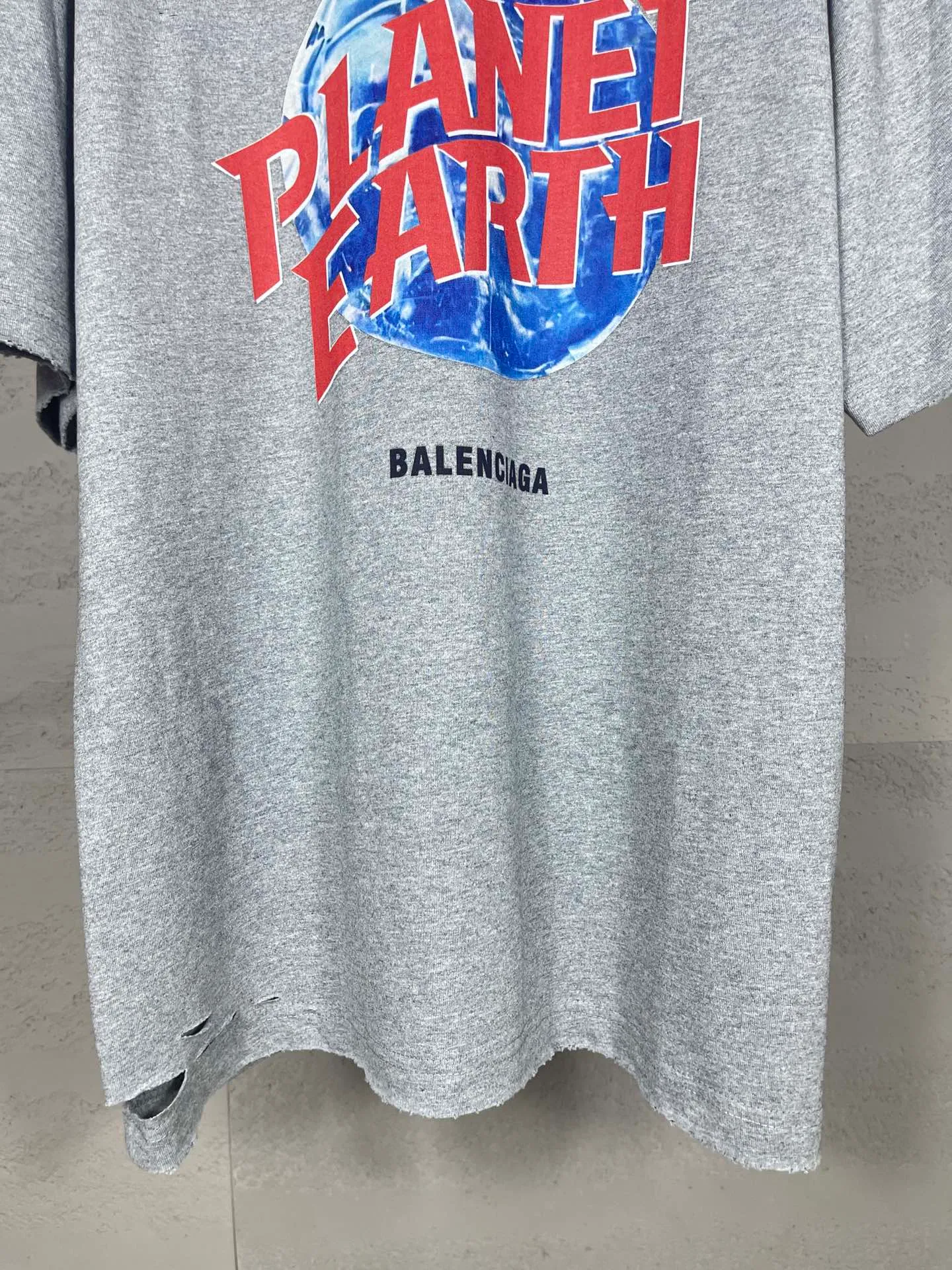 🅿️190 real photos [Top version. Official website quality] BALENCI*GA/Paris. 2024 catwalk style earth pattern direct-injection printing washed distressed short-sleeved T-shirt 2024 new style. Attention‼ ️There is a letter LOGO under the gray pattern. All pattern details are customized with color Y plates. Special market currency. Brick cabinets are synchronized. Genuine products are developed at the first time, and you can print and compare! The fabric is made of Paris ZP custom-woven and dyed cotton double yarn. Weighing 260 grams, the cloth surface is clean. The cloth pattern is clear, soft and comfortable. The threads are dyed with no color difference. The printing uses environmentally friendly imported materials and self-inking direct injection, with clear letters and three-dimensional effect. The entire garment is washed, distressed and worn. The version adopts OS loose shoulder design. Same style for men and women. Code: BL223367 Color: black. Light gray Size: XS to L