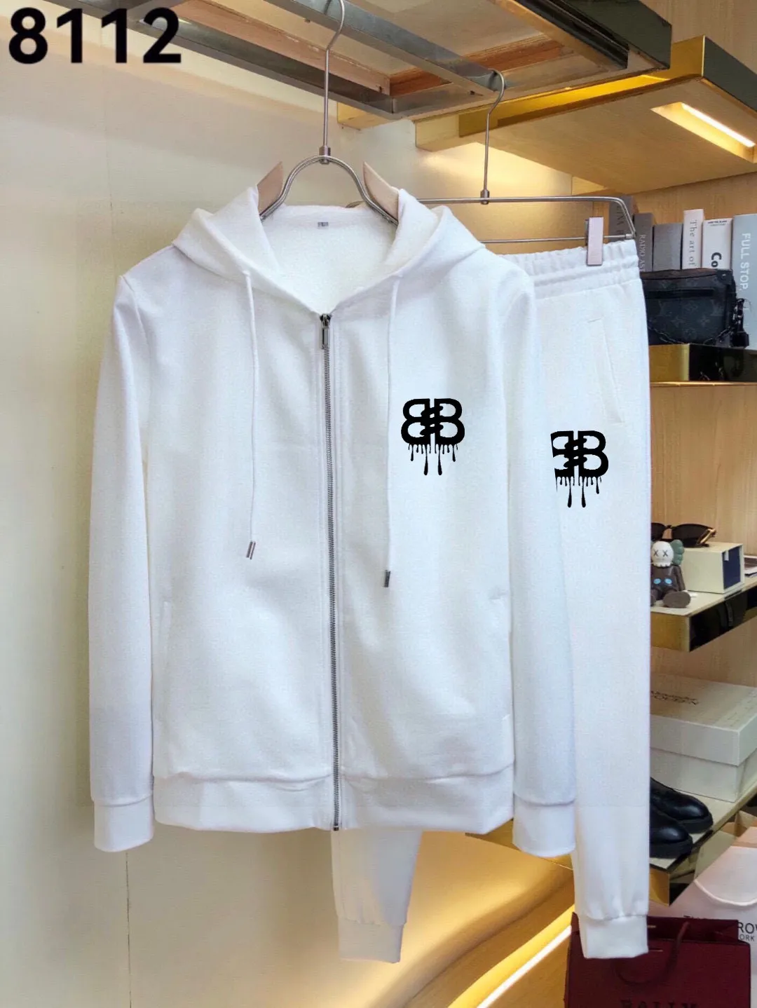 🅿️420 [BALENCIAGA] (Gospel for Fatty) hot-selling suit is coming. Focus on the original version of the official website. 2025 new hot-selling cardigan and sweatshirt suit. The original order is hard to buy🇭🇰. It is the meticulous work of top designers. It has a fitting and perfect upper body effect. All-natural high-quality Roman cotton 100%, close-fitting comfort, noble and elegant! Original hardware embodies elegance and nobility! Counter size: M-5XL (maximum wear up to 220 pounds)