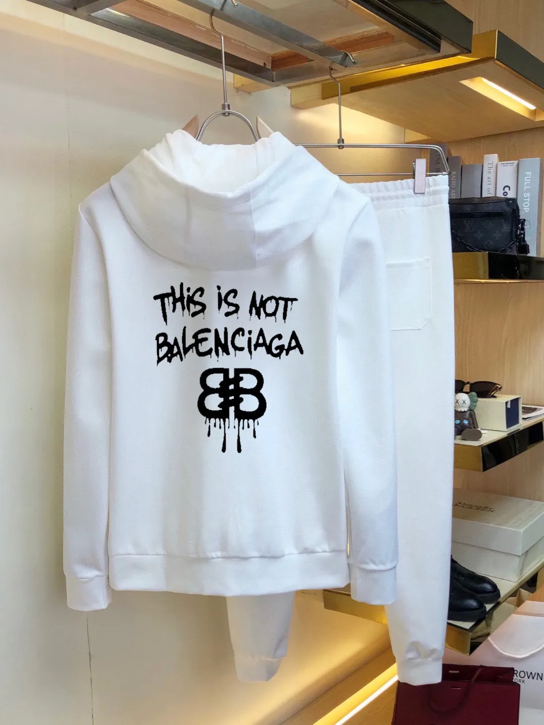 🅿️420 [BALENCIAGA] (Gospel for Fatty) hot-selling suit is coming. Focus on the original version of the official website. 2025 new hot-selling cardigan and sweatshirt suit. The original order is hard to buy🇭🇰. It is the meticulous work of top designers. It has a fitting and perfect upper body effect. All-natural high-quality Roman cotton 100%, close-fitting comfort, noble and elegant! Original hardware embodies elegance and nobility! Counter size: M-5XL (maximum wear up to 220 pounds)