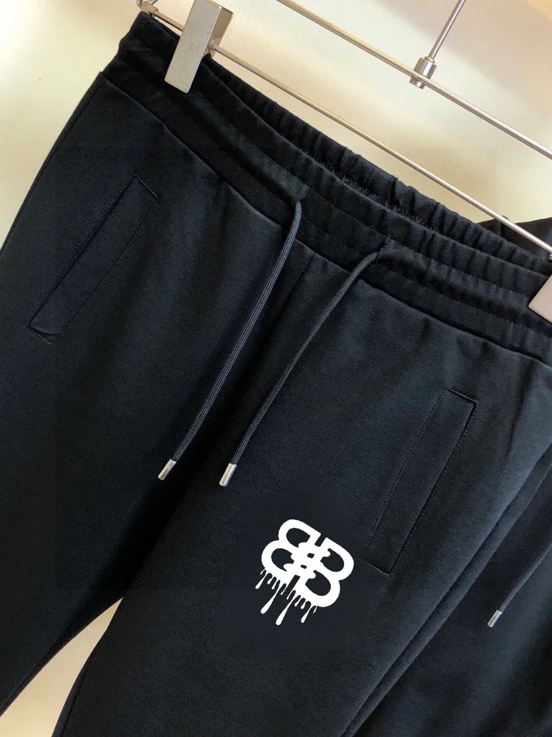 🅿️420 [BALENCIAGA] (Gospel for Fatty) hot-selling suit is coming. Focus on the original version of the official website. 2025 new hot-selling cardigan and sweatshirt suit. The original order is hard to buy🇭🇰. It is the meticulous work of top designers. It has a fitting and perfect upper body effect. All-natural high-quality Roman cotton 100%, close-fitting comfort, noble and elegant! Original hardware embodies elegance and nobility! Counter size: M-5XL (maximum wear up to 220 pounds)