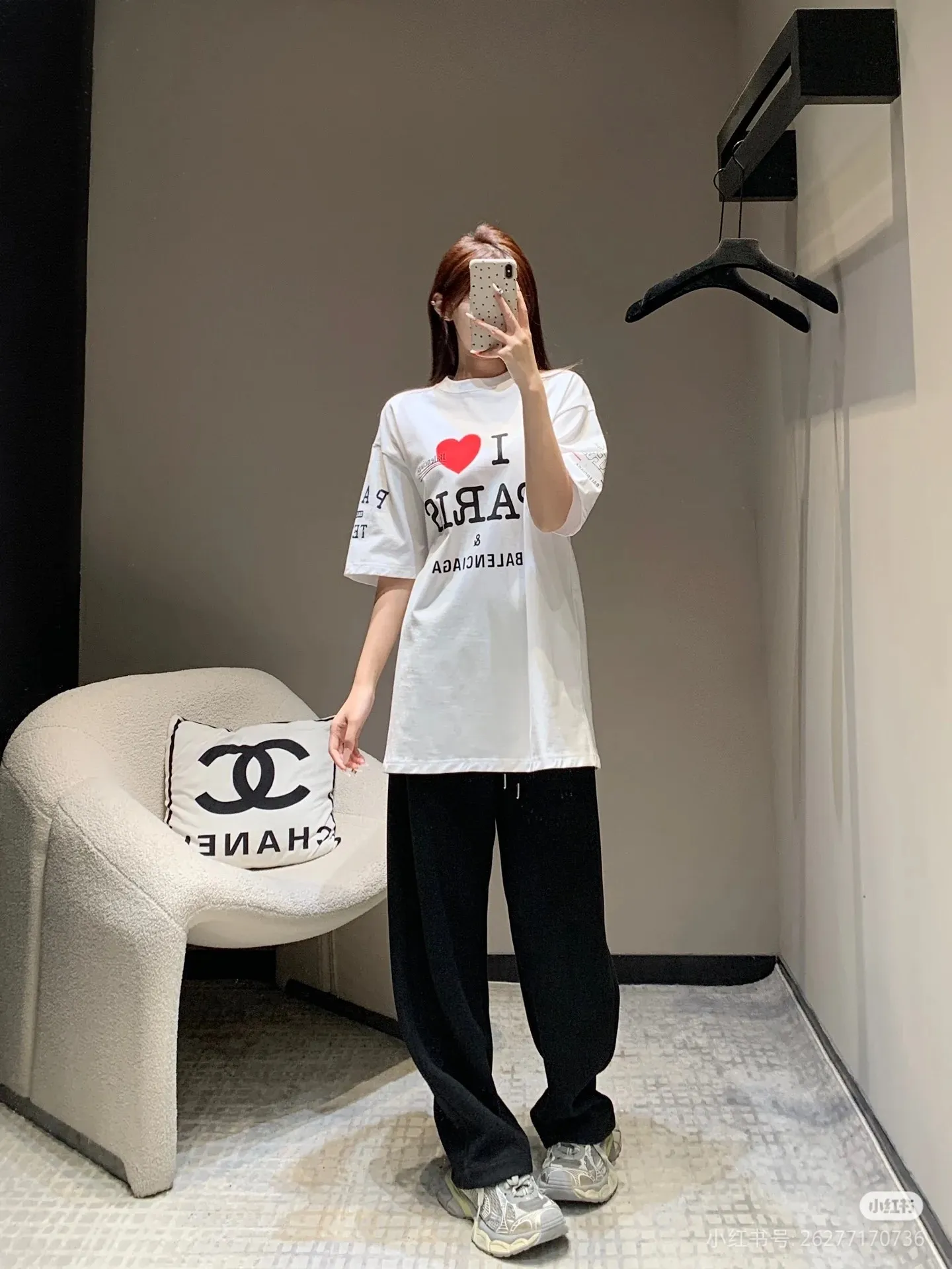 🎀Hot model pictures🎀[Top version. Official website quality] BALENCI*GA/Paris.SS25 latest model, front and back left and right sleeves I Love Paris & Balenciaxx art printed short-sleeved T-shirt. Brick cabinet synchronization. Genuine product developed at the first time, happy to print and compare! The fabric is made of Paris ZP custom-woven and dyed cotton double yarn. Weighing 260 grams, the cloth surface is clean. The cloth pattern is clear, soft and comfortable. The threads are dyed with no color difference. The printing uses environmentally friendly imported materials. The letters are clear and the effect is three-dimensional. The version adopts OS loose shoulder design. Same style for men and women. Color: white, black. Size: XS S M L P270
