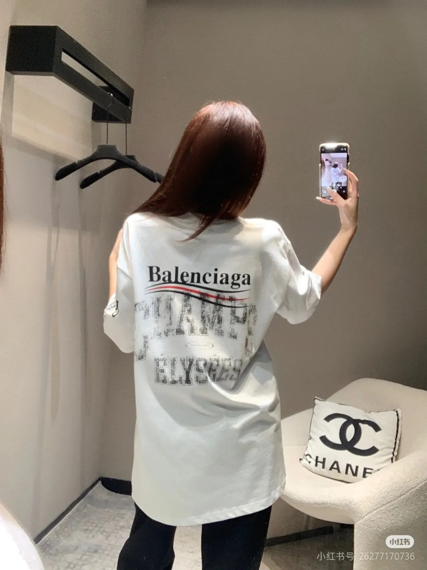 🎀Hot model pictures🎀[Top version. Official website quality] BALENCI*GA/Paris.SS25 latest model, front and back left and right sleeves I Love Paris & Balenciaxx art printed short-sleeved T-shirt. Brick cabinet synchronization. Genuine product developed at the first time, happy to print and compare! The fabric is made of Paris ZP custom-woven and dyed cotton double yarn. Weighing 260 grams, the cloth surface is clean. The cloth pattern is clear, soft and comfortable. The threads are dyed with no color difference. The printing uses environmentally friendly imported materials. The letters are clear and the effect is three-dimensional. The version adopts OS loose shoulder design. Same style for men and women. Color: white, black. Size: XS S M L P270