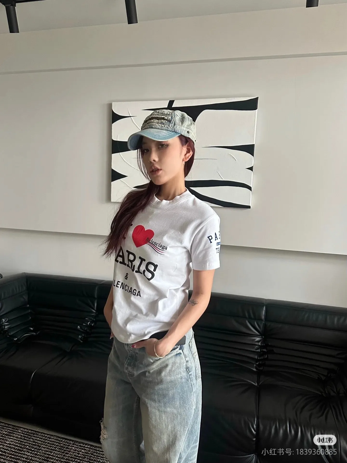🎀Hot model pictures🎀[Top version. Official website quality] BALENCI*GA/Paris.SS25 latest model, front and back left and right sleeves I Love Paris & Balenciaxx art printed short-sleeved T-shirt. Brick cabinet synchronization. Genuine product developed at the first time, happy to print and compare! The fabric is made of Paris ZP custom-woven and dyed cotton double yarn. Weighing 260 grams, the cloth surface is clean. The cloth pattern is clear, soft and comfortable. The threads are dyed with no color difference. The printing uses environmentally friendly imported materials. The letters are clear and the effect is three-dimensional. The version adopts OS loose shoulder design. Same style for men and women. Color: white, black. Size: XS S M L P270