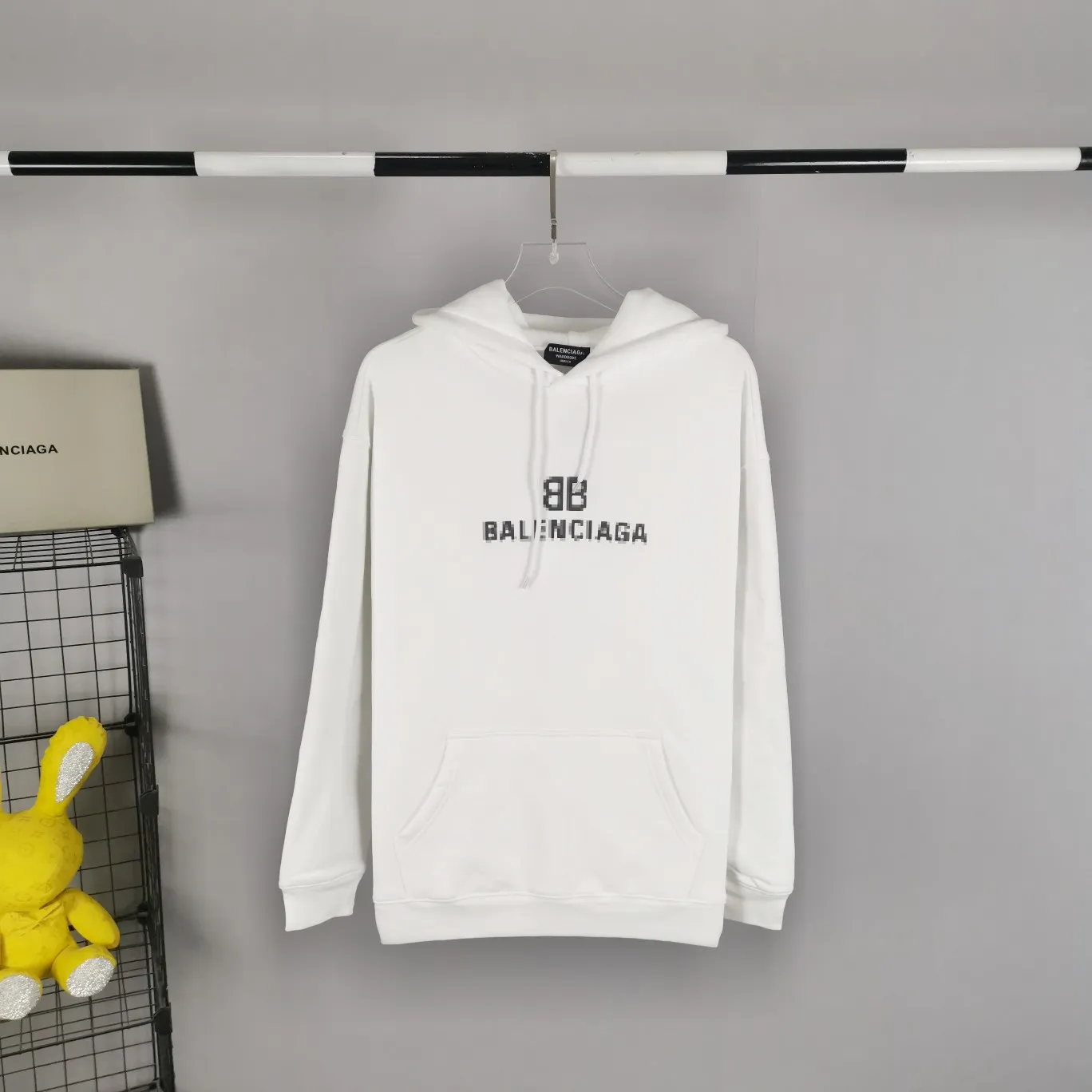 Spring and Autumn top proven version Balenciaga 22S early spring new fashion hole phantom mosaic blurred letters loose pure cotton hoodie sweatshirt. The fabric is made of 520g composite crystal velvet, the fabric density is extremely high, the chest is printed with digital direct injection, the fuzzy mathematical pattern is dizzy effect, and the hazy gradient phantom printing of the English "Balenciaga" on the chest is restored without any difference. The intercalated gray is a yarn-dyed fabric, and the yarn is dyed first and then woven. Feel free to compare.  Color: Black White Size: XS-L P: 460