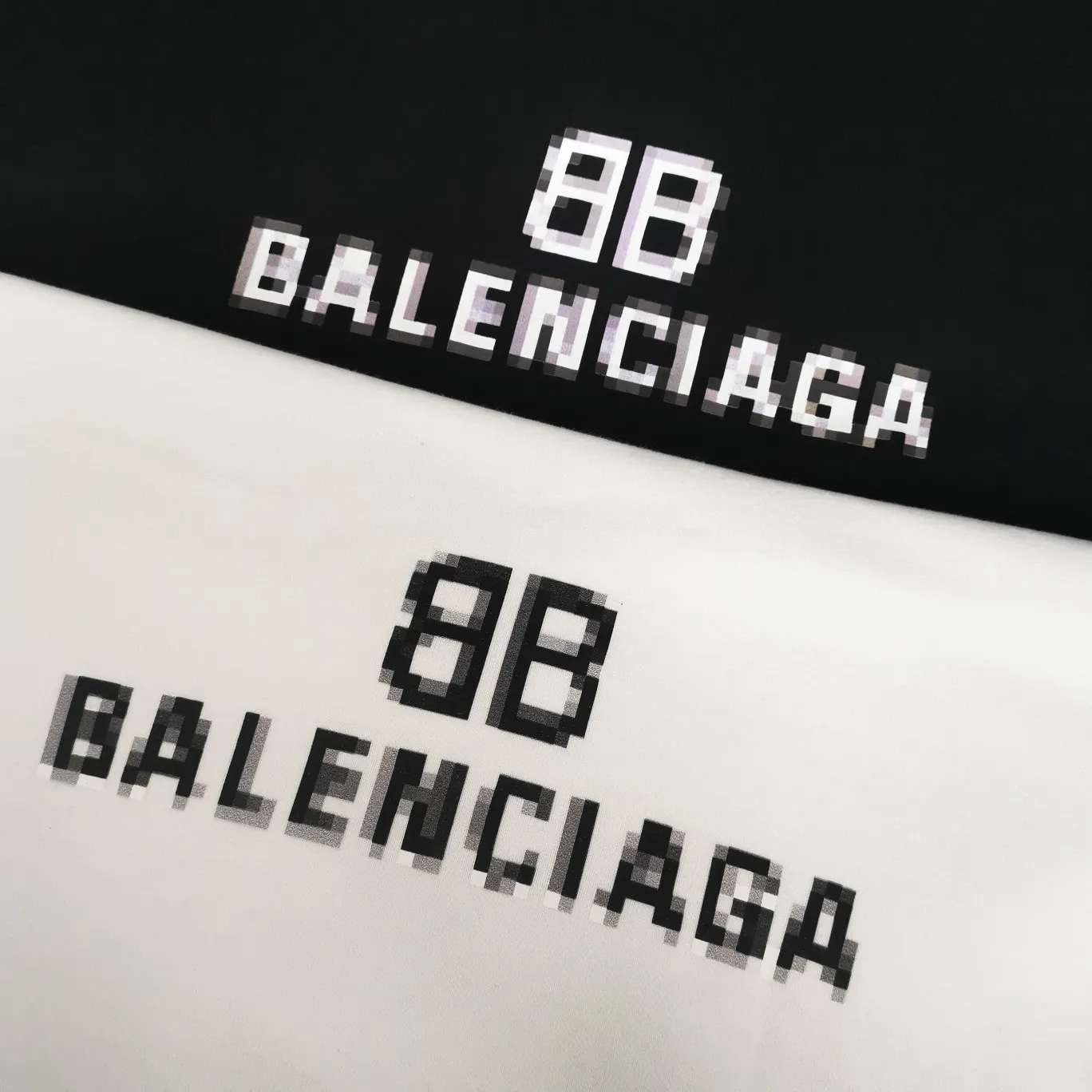 Spring and Autumn top proven version Balenciaga 22S early spring new fashion hole phantom mosaic blurred letters loose pure cotton hoodie sweatshirt. The fabric is made of 520g composite crystal velvet, the fabric density is extremely high, the chest is printed with digital direct injection, the fuzzy mathematical pattern is dizzy effect, and the hazy gradient phantom printing of the English "Balenciaga" on the chest is restored without any difference. The intercalated gray is a yarn-dyed fabric, and the yarn is dyed first and then woven. Feel free to compare.  Color: Black White Size: XS-L P: 460