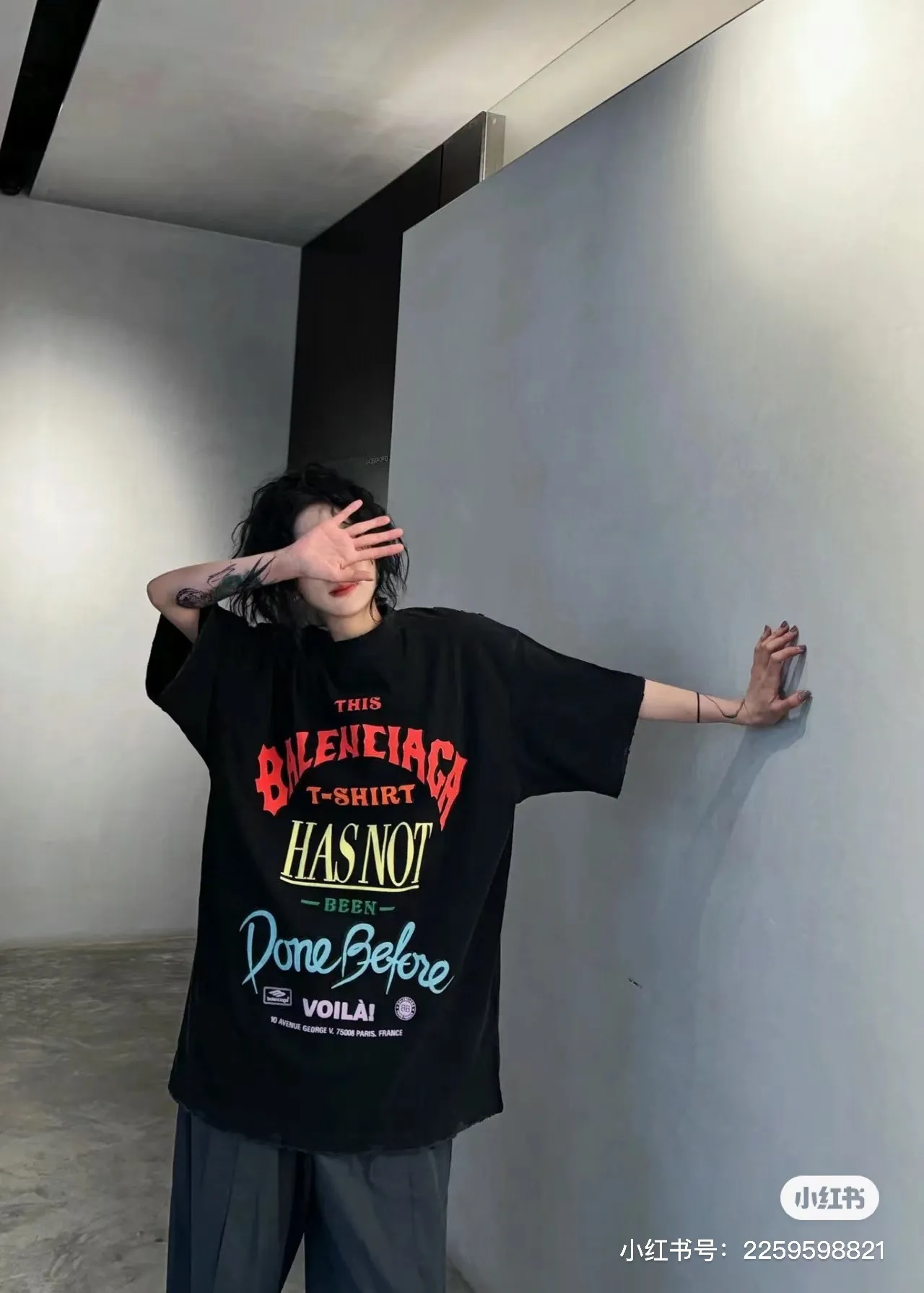 ♻️💯Upper body reference model picture❤️【New arrival】Top version - BALENCIAGA - Bien foam printed round neck short sleeves, original development of custom-woven fabrics, washed and washed, high weight 280 grams of fabric, full texture, clean cloth surface, soft and comfortable. Solona thread custom dyeing without color difference Retro jersey fabric, neutral style, round neck short sleeves, front decorated with not been done artwork print, destroyed style washed and faded effect, retro jersey fabric, made of 15s fine cotton plain weave; matched with 32s double yarn stretcher thread. Fine cotton fabrics usually have better moisture absorption, breathability, warmth retention and wear resistance, and are also softer and smoother. Vintage cotton fabric is a relatively thick cotton fabric with a retro-style tone, and has been carefully processed and processed to have excellent texture and performance. Due to fine processing, the fine cotton fabric is relatively light and thin, feels soft and comfortable, and fits the skin very well when worn. The front is decorated with not been done artwork printing, strong fastness anti-sublimation multi-color suede foam printing is a special printing process designed to provide high-strength printing effect and prevent color sublimation and diffusion. Made through precise formula and controlled process, it not only provides rich and full color effects, but also meets the fastness requirements, ensuring that it will not fade or be damaged easily. The foaming pulp has excellent foaming performance and can form a unique suede effect, which increases the softness and elasticity of the printing surface and makes the colors more vivid and layered. Drying and fixing are done through processes such as specific heating or UV curing. Make sure that the foaming pulp is tightly combined with the fabric to form a strong and elastic thin layer. High collar, oversize loose fit, oversize loose silhouette design, basic round neckline with dropped shoulder line, vertical pit woven code from top to bottom, collar, cuffs, and hem all have ruffles, and sleeve length is longer to highlight the details. The thickness of the ready-made garment is the same as the original version, and it is additionally shaped to make the upper body wider and not easily deformed. Color: pink black active white code number: XS-L P: 300