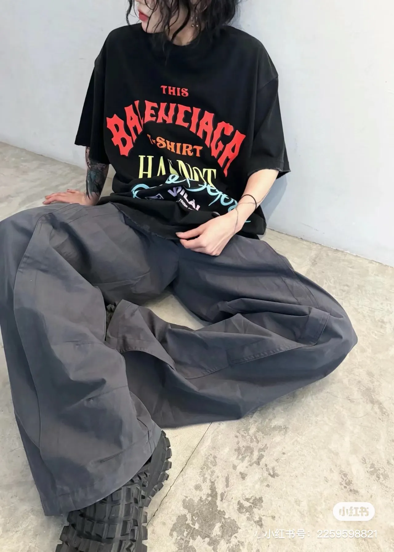 ♻️💯Upper body reference model picture❤️【New arrival】Top version - BALENCIAGA - Bien foam printed round neck short sleeves, original development of custom-woven fabrics, washed and washed, high weight 280 grams of fabric, full texture, clean cloth surface, soft and comfortable. Solona thread custom dyeing without color difference Retro jersey fabric, neutral style, round neck short sleeves, front decorated with not been done artwork print, destroyed style washed and faded effect, retro jersey fabric, made of 15s fine cotton plain weave; matched with 32s double yarn stretcher thread. Fine cotton fabrics usually have better moisture absorption, breathability, warmth retention and wear resistance, and are also softer and smoother. Vintage cotton fabric is a relatively thick cotton fabric with a retro-style tone, and has been carefully processed and processed to have excellent texture and performance. Due to fine processing, the fine cotton fabric is relatively light and thin, feels soft and comfortable, and fits the skin very well when worn. The front is decorated with not been done artwork printing, strong fastness anti-sublimation multi-color suede foam printing is a special printing process designed to provide high-strength printing effect and prevent color sublimation and diffusion. Made through precise formula and controlled process, it not only provides rich and full color effects, but also meets the fastness requirements, ensuring that it will not fade or be damaged easily. The foaming pulp has excellent foaming performance and can form a unique suede effect, which increases the softness and elasticity of the printing surface and makes the colors more vivid and layered. Drying and fixing are done through processes such as specific heating or UV curing. Make sure that the foaming pulp is tightly combined with the fabric to form a strong and elastic thin layer. High collar, oversize loose fit, oversize loose silhouette design, basic round neckline with dropped shoulder line, vertical pit woven code from top to bottom, collar, cuffs, and hem all have ruffles, and sleeve length is longer to highlight the details. The thickness of the ready-made garment is the same as the original version, and it is additionally shaped to make the upper body wider and not easily deformed. Color: pink black active white code number: XS-L P: 300