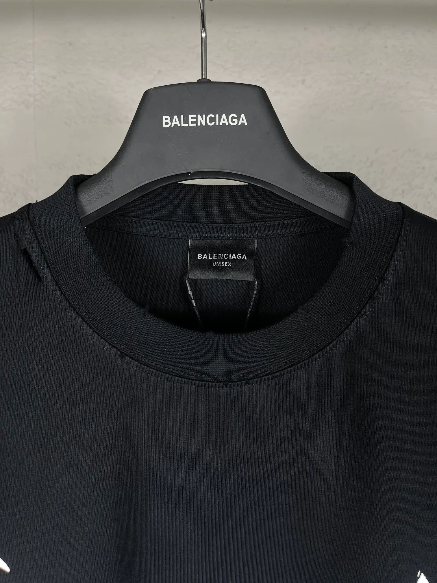 🅿️190 real photos [Top version. Official website quality] BALENCI*GA/Paris. SS25 latest classic LOGO art Sanskrit font cracked printed short-sleeved T-shirt. Ready-made garments washed and worn in many places. Brick cabinets are synchronized. Genuine products are developed at the first time, and you can print and compare! The fabric is made of Paris ZP custom-woven and dyed cotton double yarn. Weighing 260 grams, the cloth surface is clean. The cloth pattern is clear, soft and comfortable. The threads are dyed with no color difference. The printing uses environmentally friendly imported crack printing materials. The letters are clear and the effect is three-dimensional. The version adopts OS loose shoulder design. Same style for men and women. Code: BL223615 Color: black, gray and white. Size: XS S M L