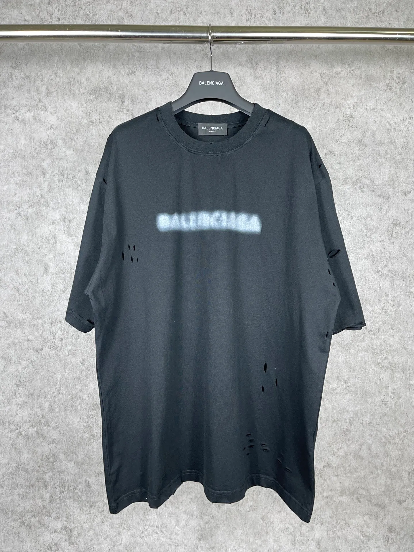 🅿️174 Real photos [Top version. Official website quality] BALENCI*GA/Paris. Blurred LOGO washed and worn short-sleeved T-shirt. Brick cabinet synchronization. The fabric is made of Paris ZP custom-woven and dyed 100% cotton double yarn compact cotton. The weight is 260 grams, the cloth surface is clean. The cloth pattern is clear, soft and comfortable. The threads are dyed with no color difference. The classic pattern printing uses Kornit digital direct printing. The ready-made clothes are washed and distressed, and the brick cabinets are restored. The whole piece of clothing is extremely complex in craftsmanship. Different market currency, welcome to compare, the version adopts OS loose shoulder version. Same style for men and women Coding: BL223038 Color: Black. White. High-grade gray Size: XS S M L