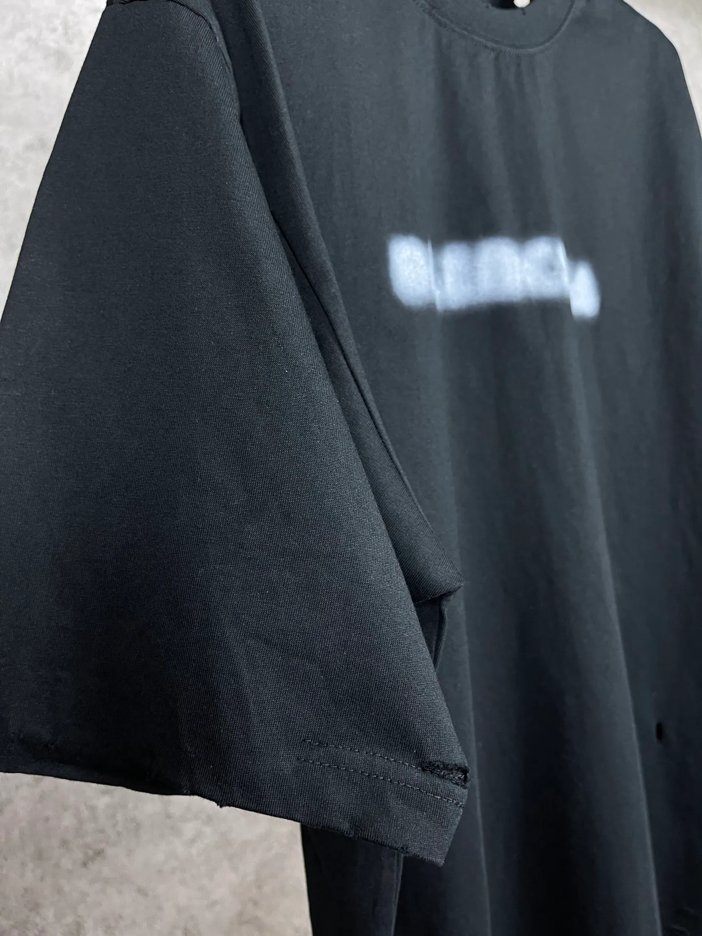 🅿️174 Real photos [Top version. Official website quality] BALENCI*GA/Paris. Blurred LOGO washed and worn short-sleeved T-shirt. Brick cabinet synchronization. The fabric is made of Paris ZP custom-woven and dyed 100% cotton double yarn compact cotton. The weight is 260 grams, the cloth surface is clean. The cloth pattern is clear, soft and comfortable. The threads are dyed with no color difference. The classic pattern printing uses Kornit digital direct printing. The ready-made clothes are washed and distressed, and the brick cabinets are restored. The whole piece of clothing is extremely complex in craftsmanship. Different market currency, welcome to compare, the version adopts OS loose shoulder version. Same style for men and women Coding: BL223038 Color: Black. White. High-grade gray Size: XS S M L