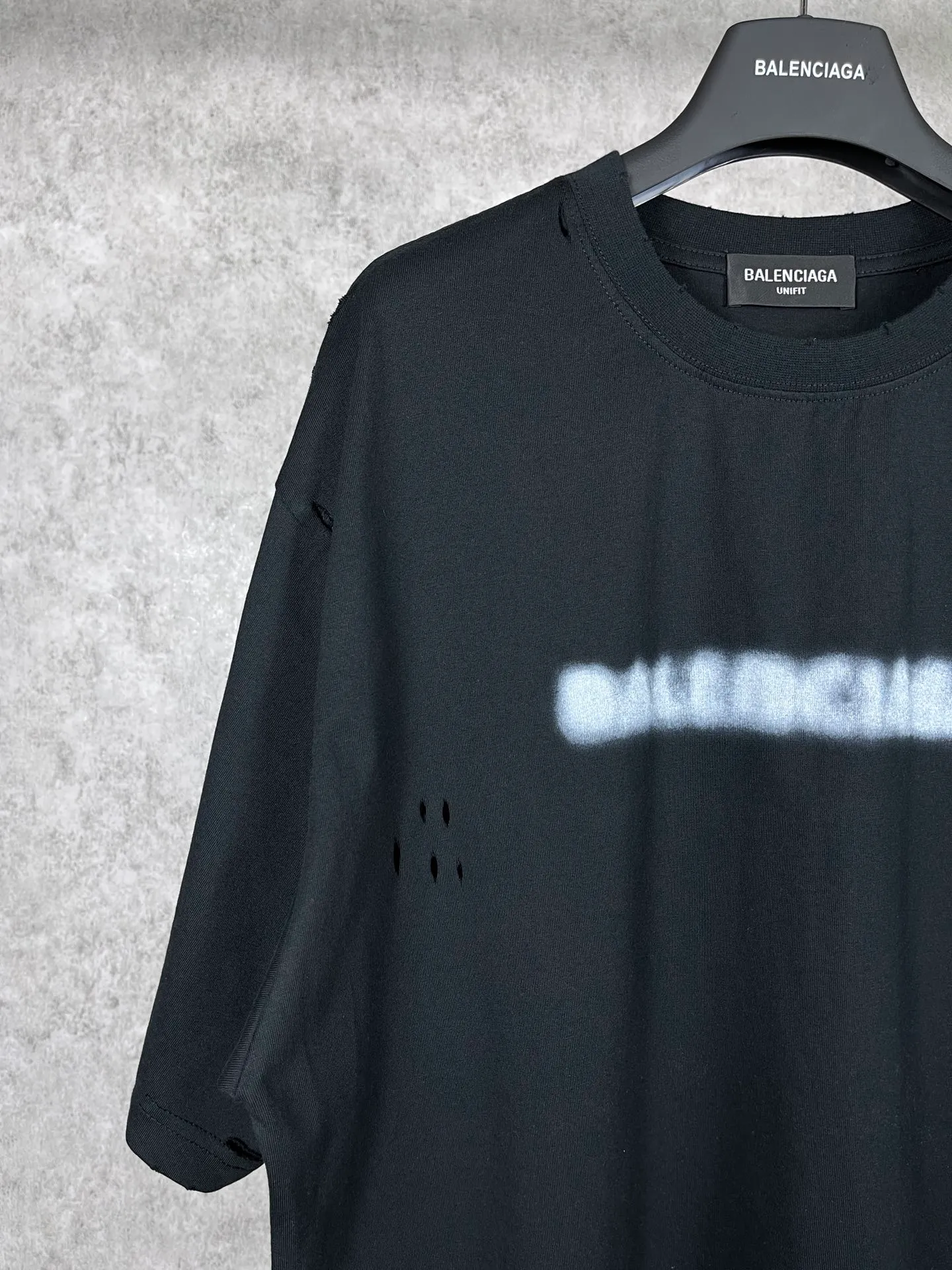 🅿️174 Real photos [Top version. Official website quality] BALENCI*GA/Paris. Blurred LOGO washed and worn short-sleeved T-shirt. Brick cabinet synchronization. The fabric is made of Paris ZP custom-woven and dyed 100% cotton double yarn compact cotton. The weight is 260 grams, the cloth surface is clean. The cloth pattern is clear, soft and comfortable. The threads are dyed with no color difference. The classic pattern printing uses Kornit digital direct printing. The ready-made clothes are washed and distressed, and the brick cabinets are restored. The whole piece of clothing is extremely complex in craftsmanship. Different market currency, welcome to compare, the version adopts OS loose shoulder version. Same style for men and women Coding: BL223038 Color: Black. White. High-grade gray Size: XS S M L