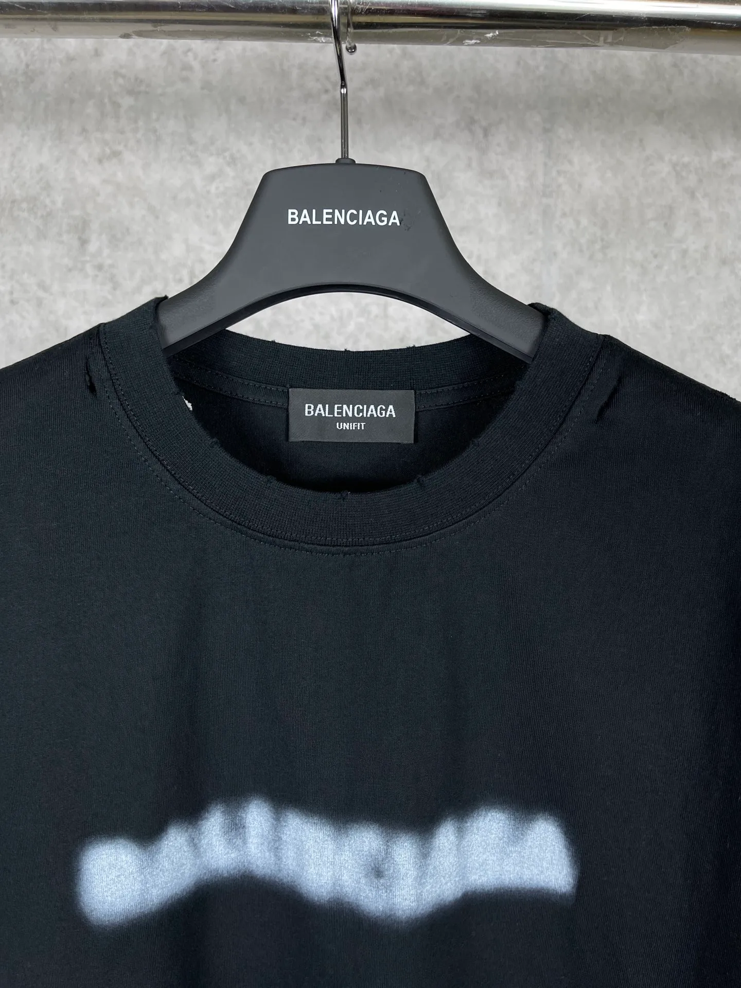 🅿️174 Real photos [Top version. Official website quality] BALENCI*GA/Paris. Blurred LOGO washed and worn short-sleeved T-shirt. Brick cabinet synchronization. The fabric is made of Paris ZP custom-woven and dyed 100% cotton double yarn compact cotton. The weight is 260 grams, the cloth surface is clean. The cloth pattern is clear, soft and comfortable. The threads are dyed with no color difference. The classic pattern printing uses Kornit digital direct printing. The ready-made clothes are washed and distressed, and the brick cabinets are restored. The whole piece of clothing is extremely complex in craftsmanship. Different market currency, welcome to compare, the version adopts OS loose shoulder version. Same style for men and women Coding: BL223038 Color: Black. White. High-grade gray Size: XS S M L