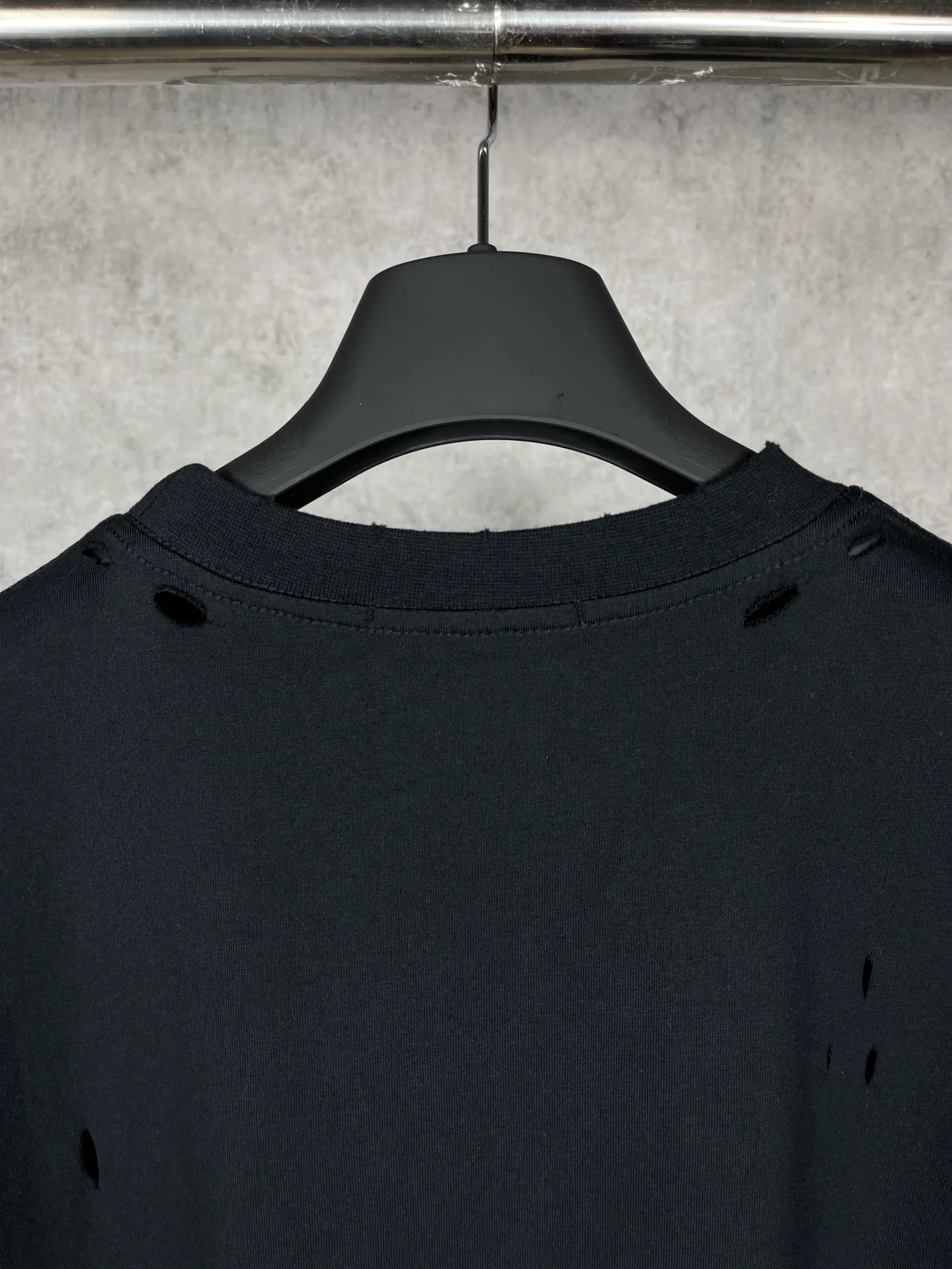 🅿️174 Real photos [Top version. Official website quality] BALENCI*GA/Paris. Blurred LOGO washed and worn short-sleeved T-shirt. Brick cabinet synchronization. The fabric is made of Paris ZP custom-woven and dyed 100% cotton double yarn compact cotton. The weight is 260 grams, the cloth surface is clean. The cloth pattern is clear, soft and comfortable. The threads are dyed with no color difference. The classic pattern printing uses Kornit digital direct printing. The ready-made clothes are washed and distressed, and the brick cabinets are restored. The whole piece of clothing is extremely complex in craftsmanship. Different market currency, welcome to compare, the version adopts OS loose shoulder version. Same style for men and women Coding: BL223038 Color: Black. White. High-grade gray Size: XS S M L