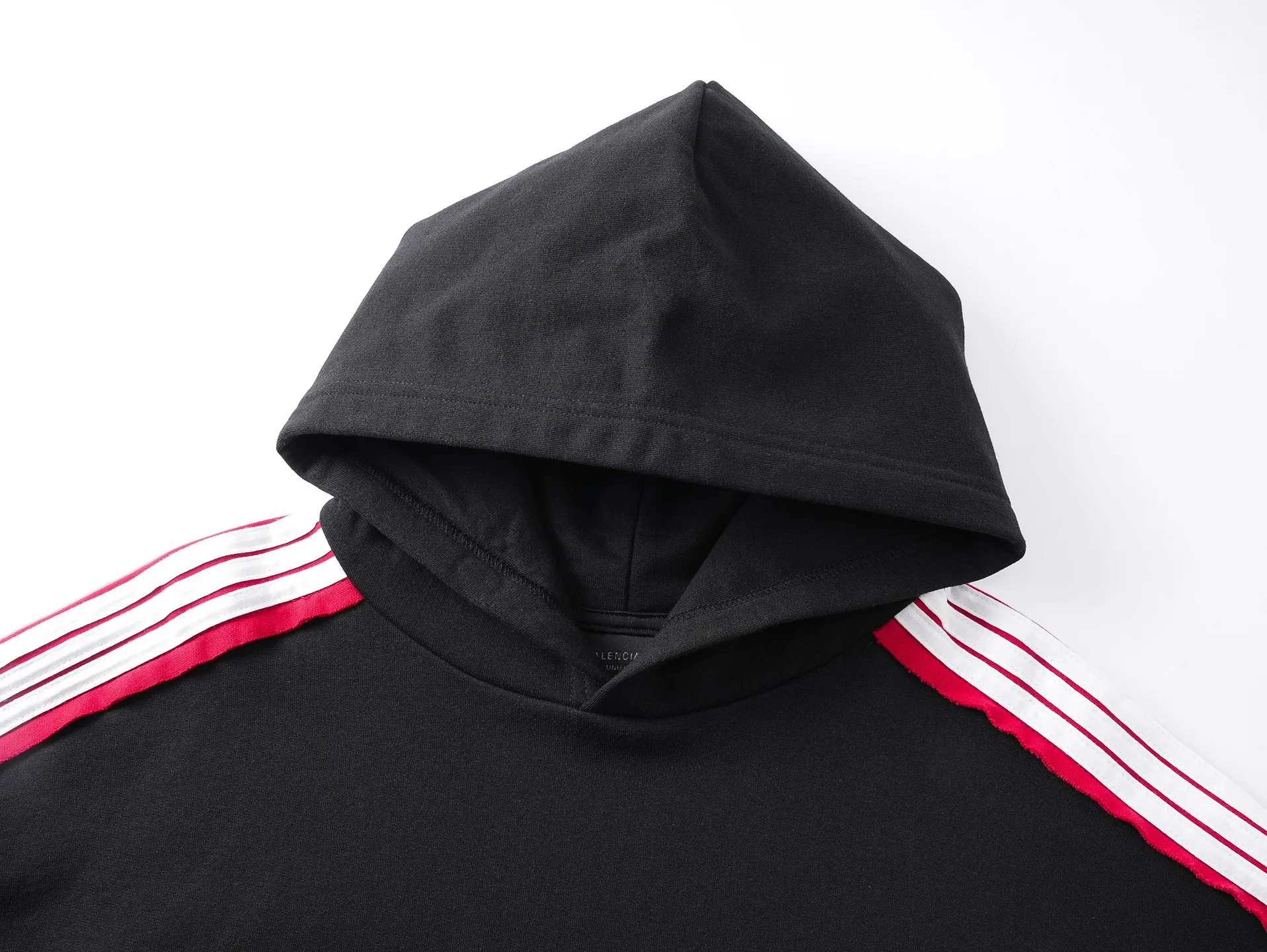 🅿️380 Detail Picture [Top version. Official website quality] BALENCI*GA/Paris SS25 latest model, shoulder sleeves color matching, tie strips, classic double-ring LOGO hooded sweatshirt embroidered on the front left chest, synchronized with brick cabinets, developed at the first time. The fabric is made of Paris ZP custom-woven and dyed cotton sweatshirt. Weighing 460 grams, the cloth surface is clean. The cloth pattern is clear, soft and comfortable. The threads are dyed with no color difference. The classic pattern embroidery is embroidered using an imported Tajima embroidery machine. The letters are clear, three-dimensional and without burrs. Shoulder sleeves with color tie strips, fashionable and classic. Jubie market produces pictures based on pictures. Welcome to compare. The version adopts OS loose shoulder design. Same style for men and women. Code: BL259903 Color: black, white Size: XS S M L