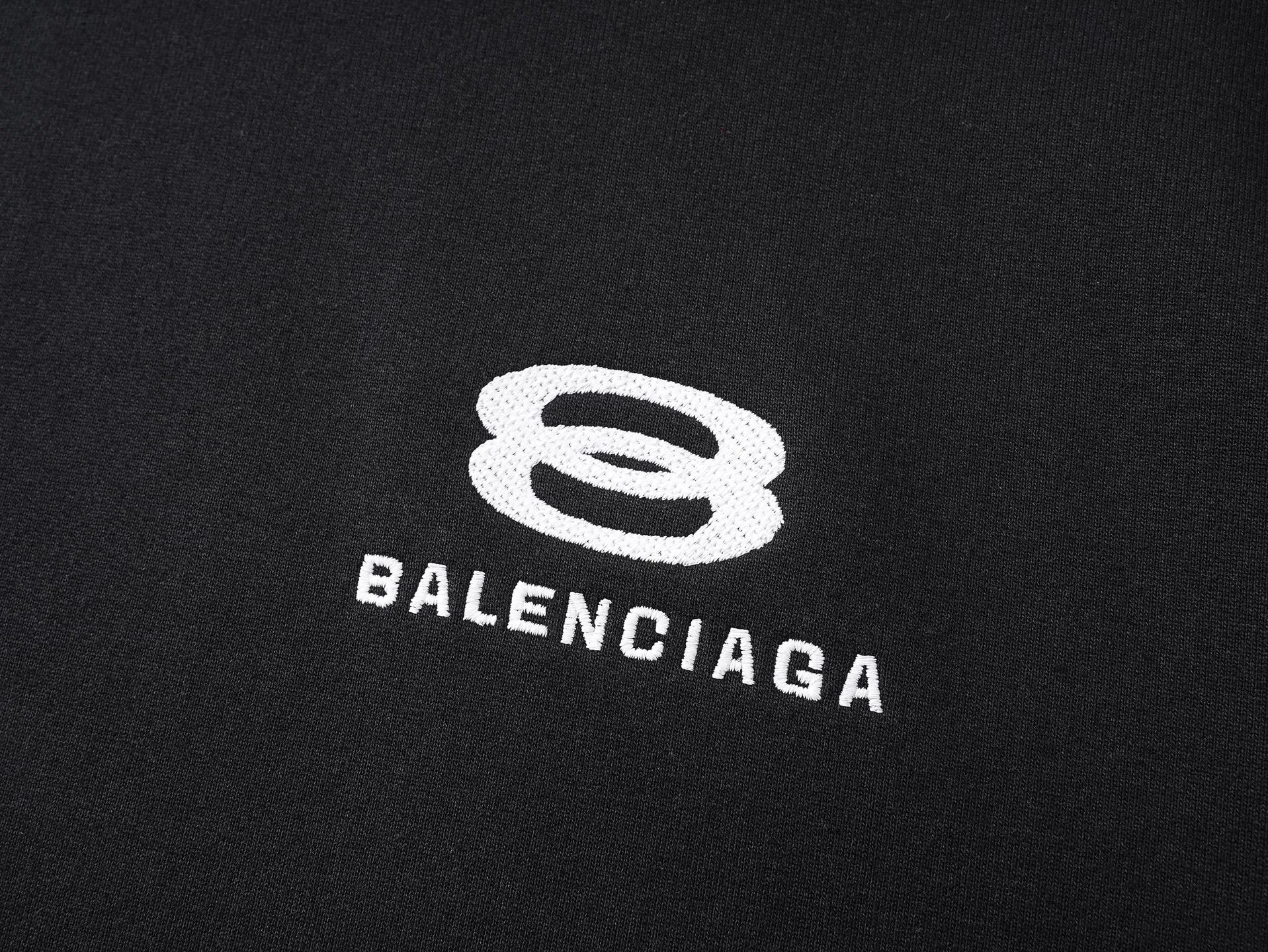 🅿️380 Detail Picture [Top version. Official website quality] BALENCI*GA/Paris SS25 latest model, shoulder sleeves color matching, tie strips, classic double-ring LOGO hooded sweatshirt embroidered on the front left chest, synchronized with brick cabinets, developed at the first time. The fabric is made of Paris ZP custom-woven and dyed cotton sweatshirt. Weighing 460 grams, the cloth surface is clean. The cloth pattern is clear, soft and comfortable. The threads are dyed with no color difference. The classic pattern embroidery is embroidered using an imported Tajima embroidery machine. The letters are clear, three-dimensional and without burrs. Shoulder sleeves with color tie strips, fashionable and classic. Jubie market produces pictures based on pictures. Welcome to compare. The version adopts OS loose shoulder design. Same style for men and women. Code: BL259903 Color: black, white Size: XS S M L