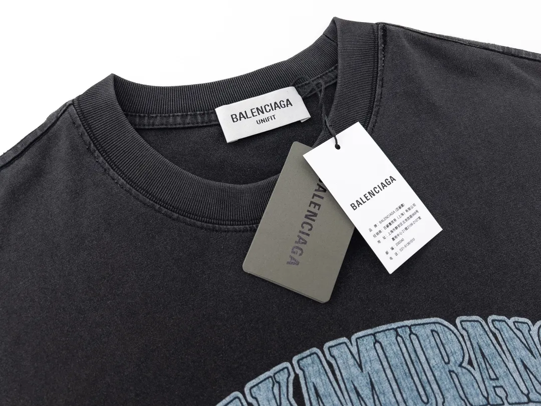 🅿️194 Detailed picture [Top version. Official website quality] BALENCI*GA/Paris. Joint Music.Aya.Nakamura style short-sleeved T-shirt. The fabric is made of Paris ZP custom-woven and dyed cotton double yarn. The net weight is 260 grams. The cloth surface is clean. The cloth pattern is clear. Soft and comfortable. The threads are dyed with no color difference. The pattern adopts Kornit digital direct printing machine, the letters have a crackle process, the direct printing color is aligned with the original color, and the back of the cuffs is printed. The finished product is washed and aged. The process is complex. Restored brick cabinets, produced at Jubie Market based on pictures, welcome to compare. The version uses OS loose shoulder design. Same style for men and women Coding: BL223017 Color: Washed black Size: XS to L
