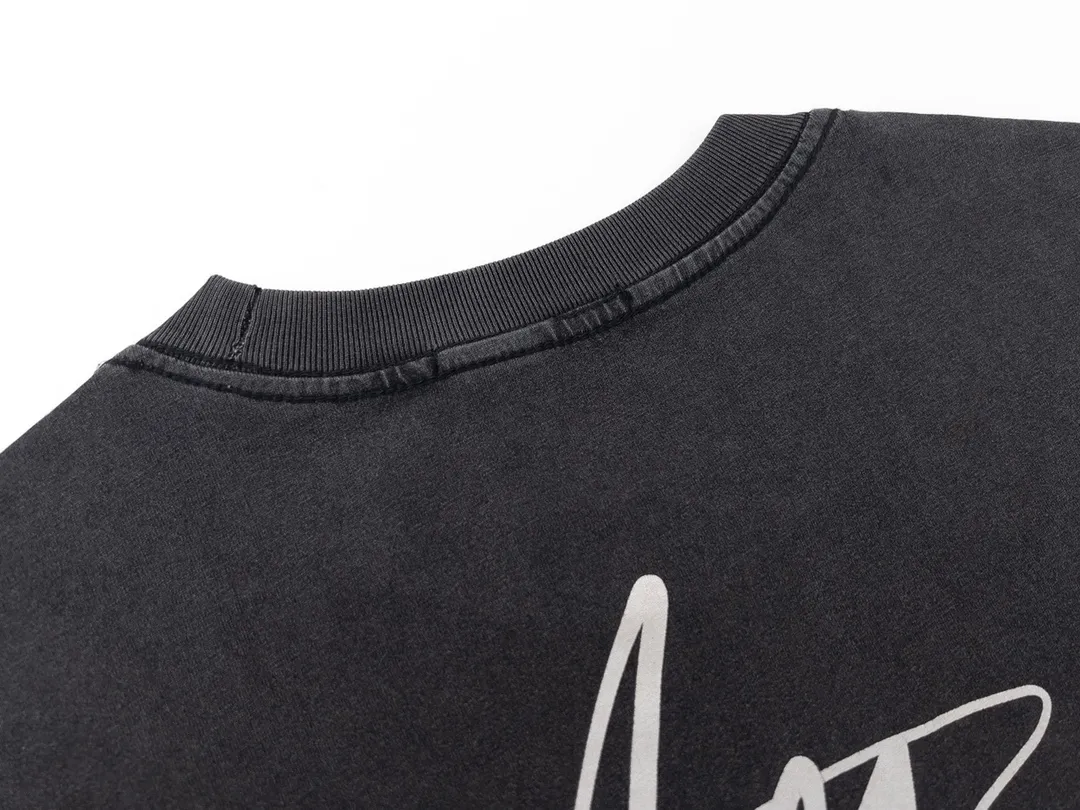 🅿️194 Detailed picture [Top version. Official website quality] BALENCI*GA/Paris. Joint Music.Aya.Nakamura style short-sleeved T-shirt. The fabric is made of Paris ZP custom-woven and dyed cotton double yarn. The net weight is 260 grams. The cloth surface is clean. The cloth pattern is clear. Soft and comfortable. The threads are dyed with no color difference. The pattern adopts Kornit digital direct printing machine, the letters have a crackle process, the direct printing color is aligned with the original color, and the back of the cuffs is printed. The finished product is washed and aged. The process is complex. Restored brick cabinets, produced at Jubie Market based on pictures, welcome to compare. The version uses OS loose shoulder design. Same style for men and women Coding: BL223017 Color: Washed black Size: XS to L
